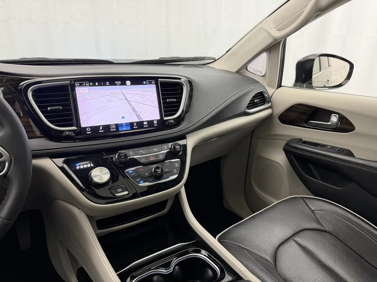 Chrysler Pacifica photo 16
