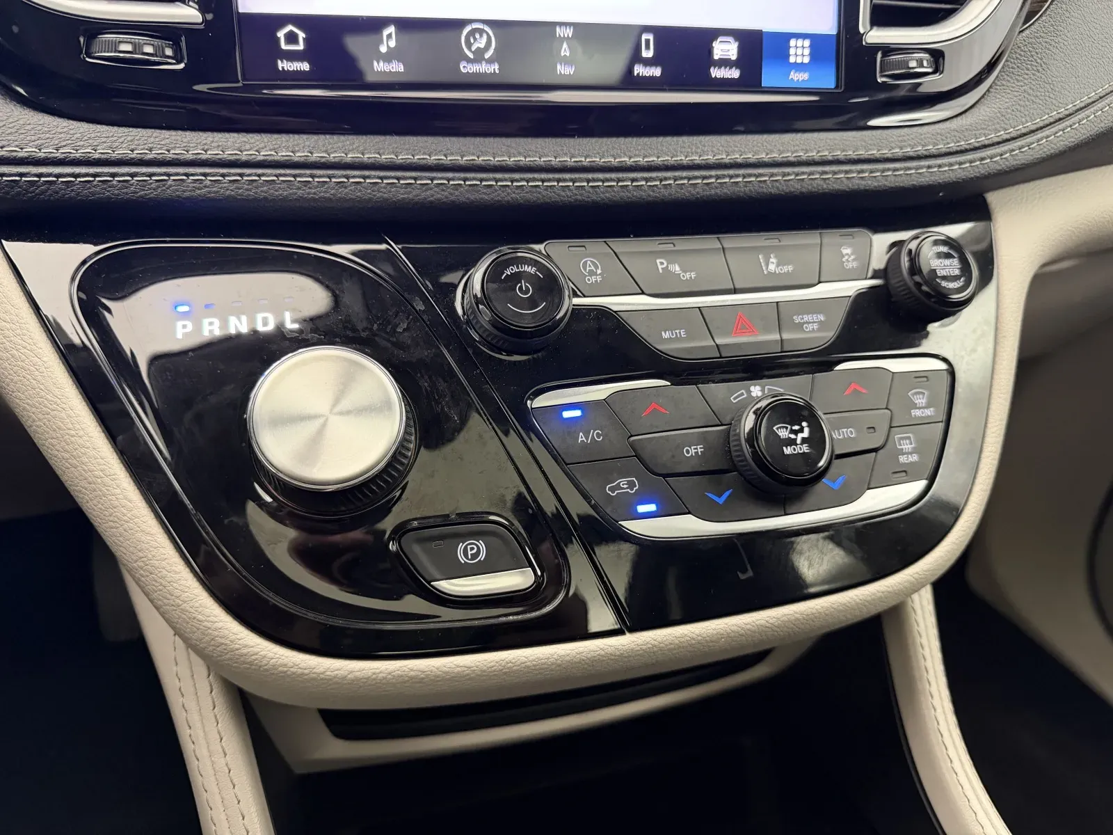 Chrysler Pacifica photo 25