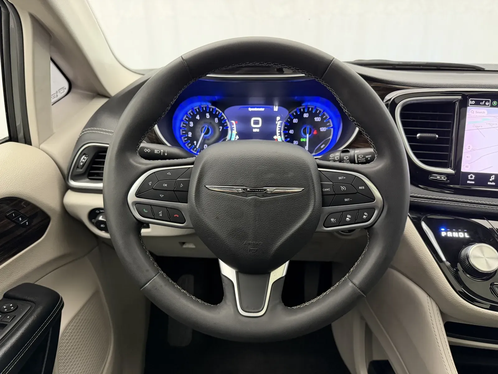 Chrysler Pacifica photo 12