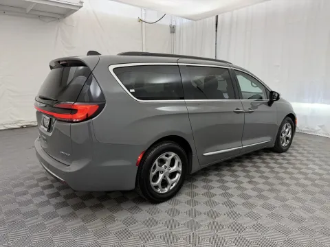 More photos of 2023 Chrysler Pacifica Limited at Autos of Chicago, IL