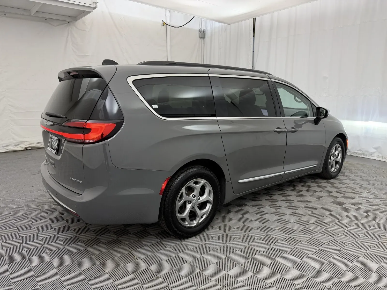 Chrysler Pacifica photo 5
