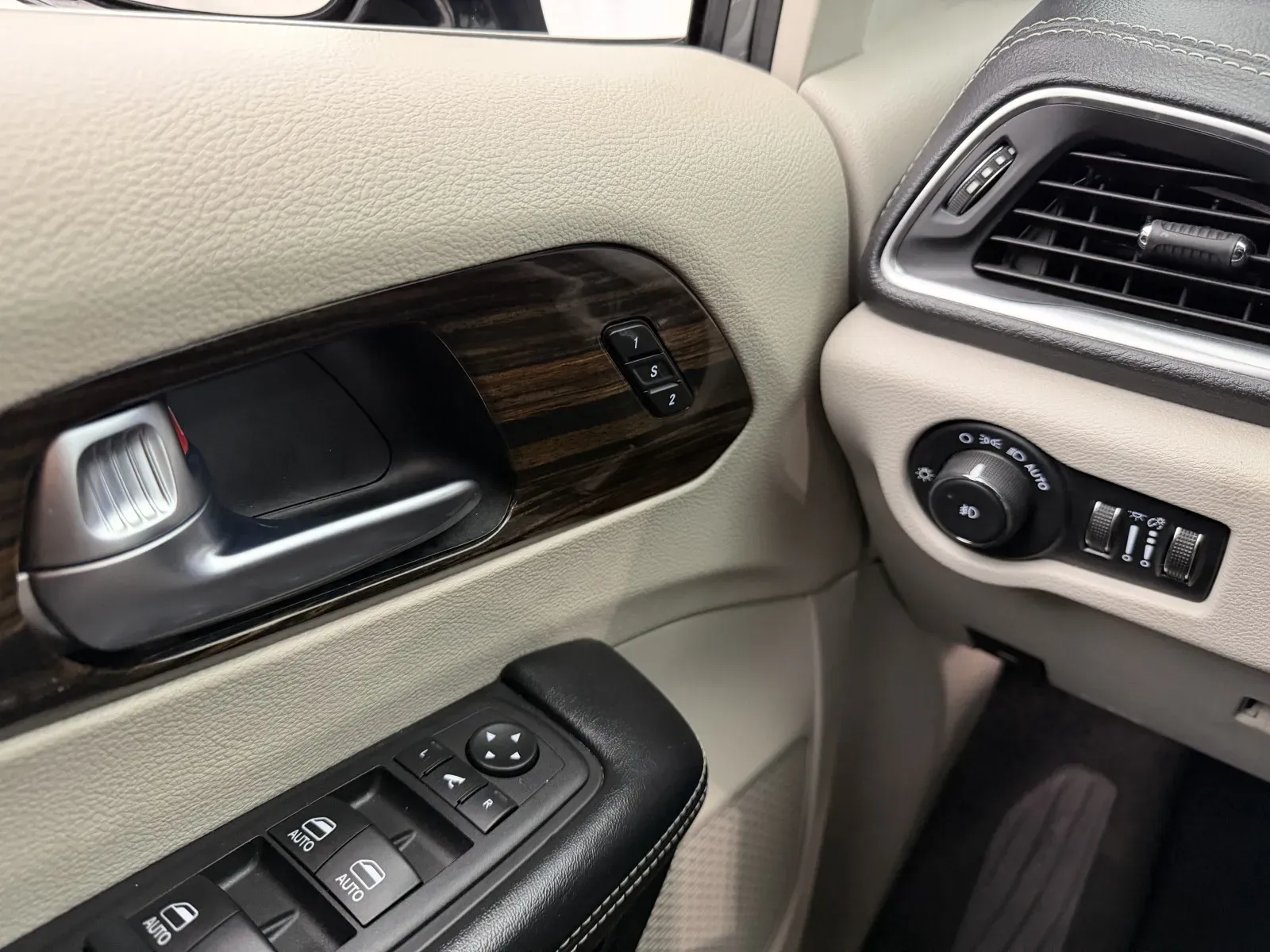 Chrysler Pacifica photo 13