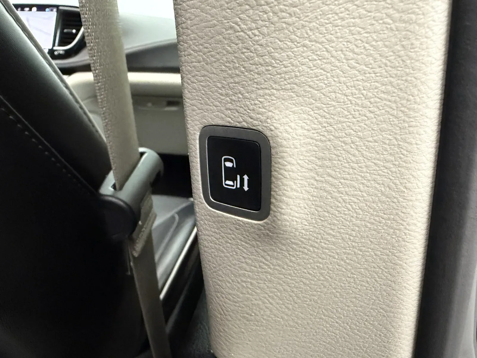 Chrysler Pacifica photo 30
