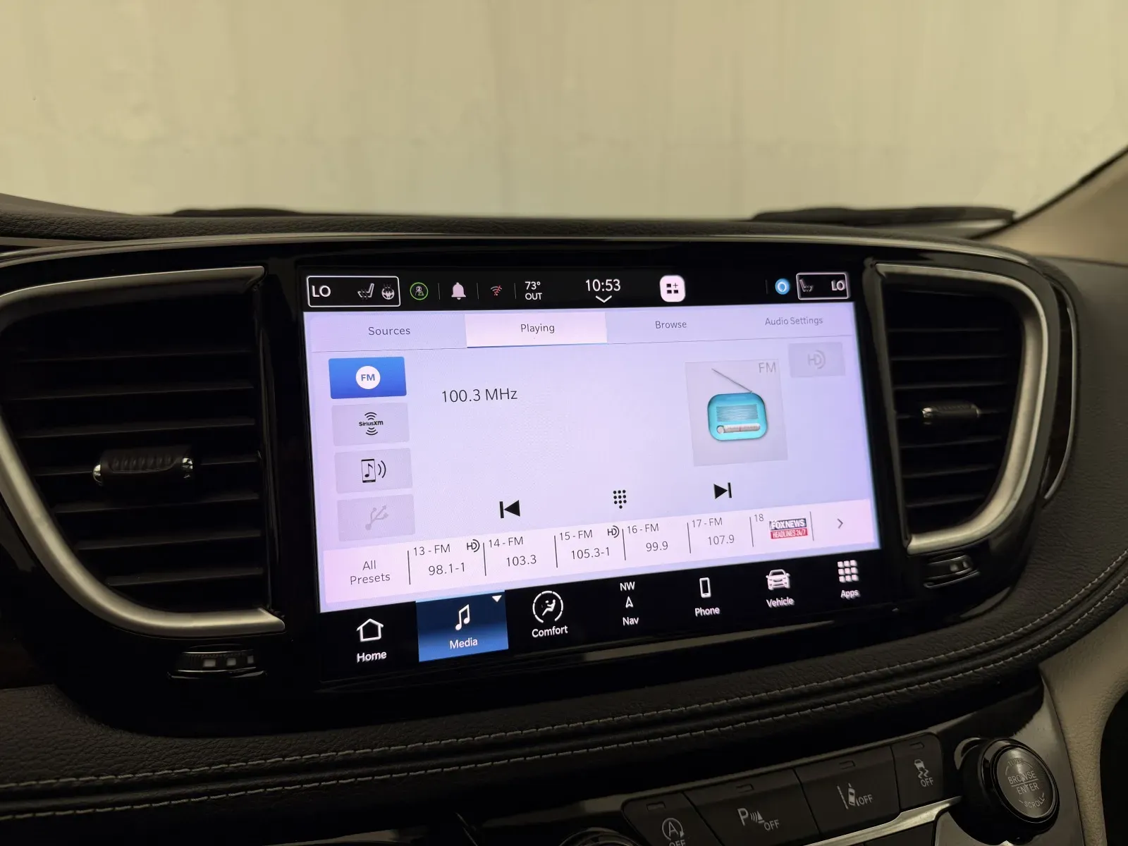 Chrysler Pacifica photo 23