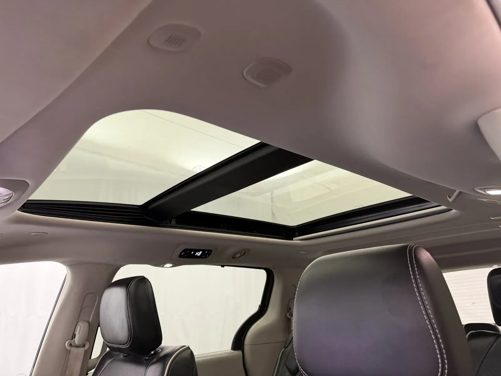 Chrysler Pacifica photo 10