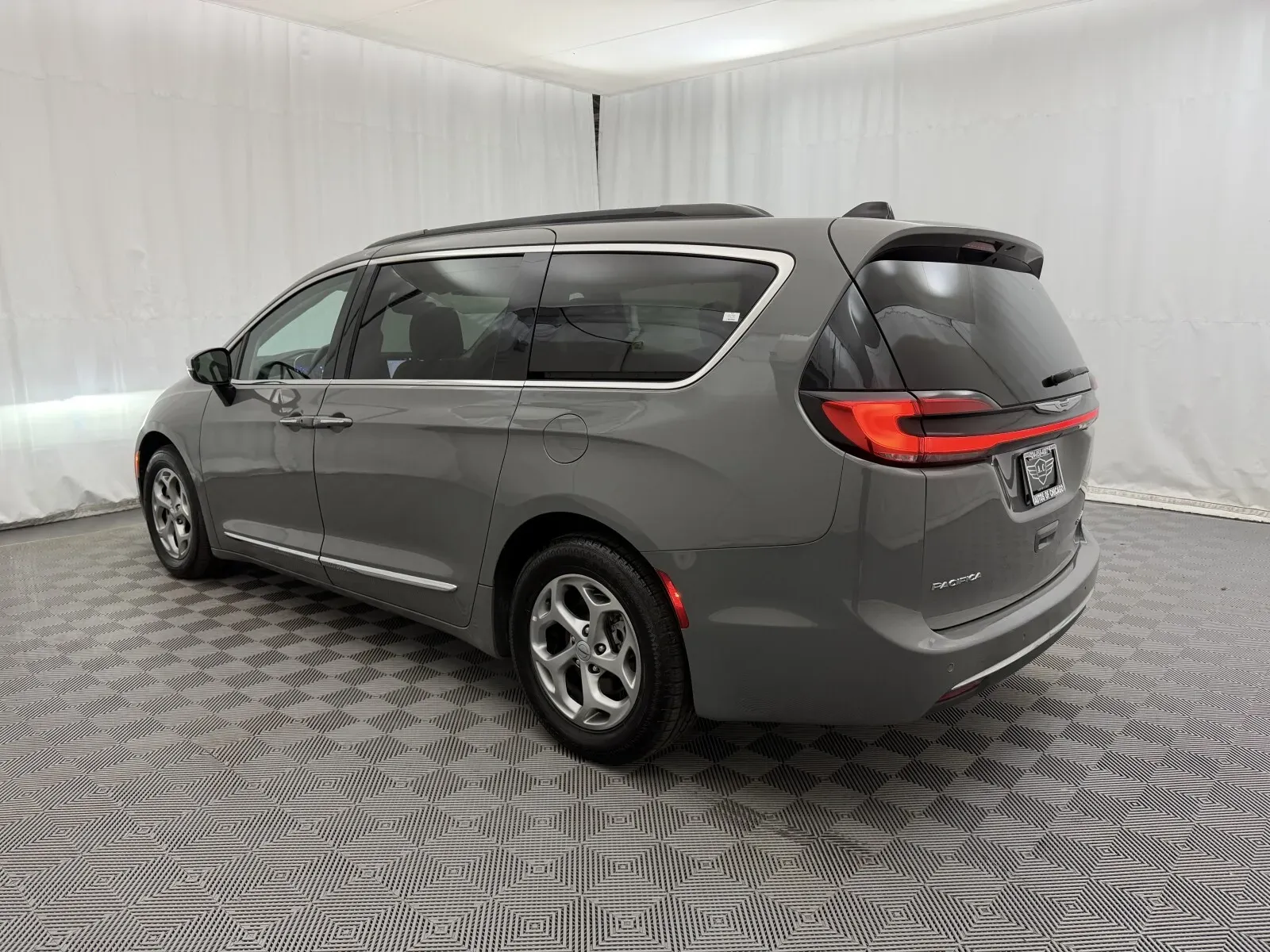 Chrysler Pacifica photo 7