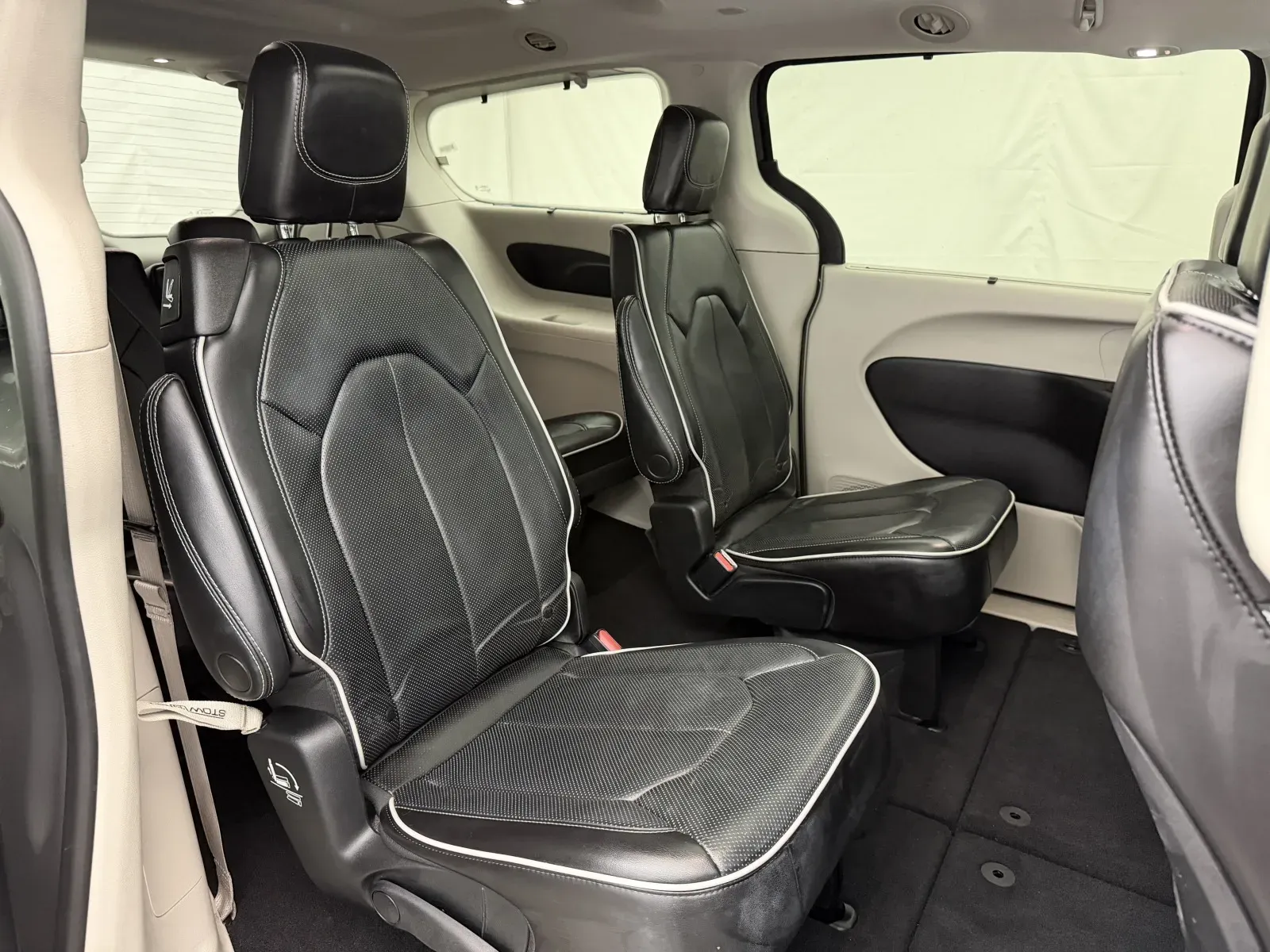 Chrysler Pacifica photo 32