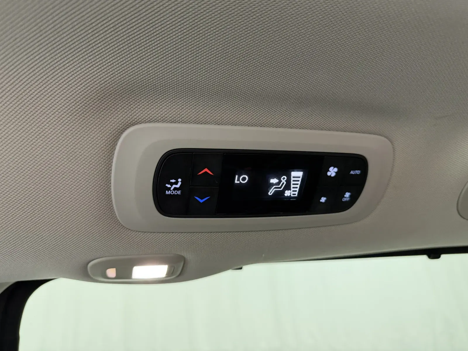 Chrysler Pacifica photo 17