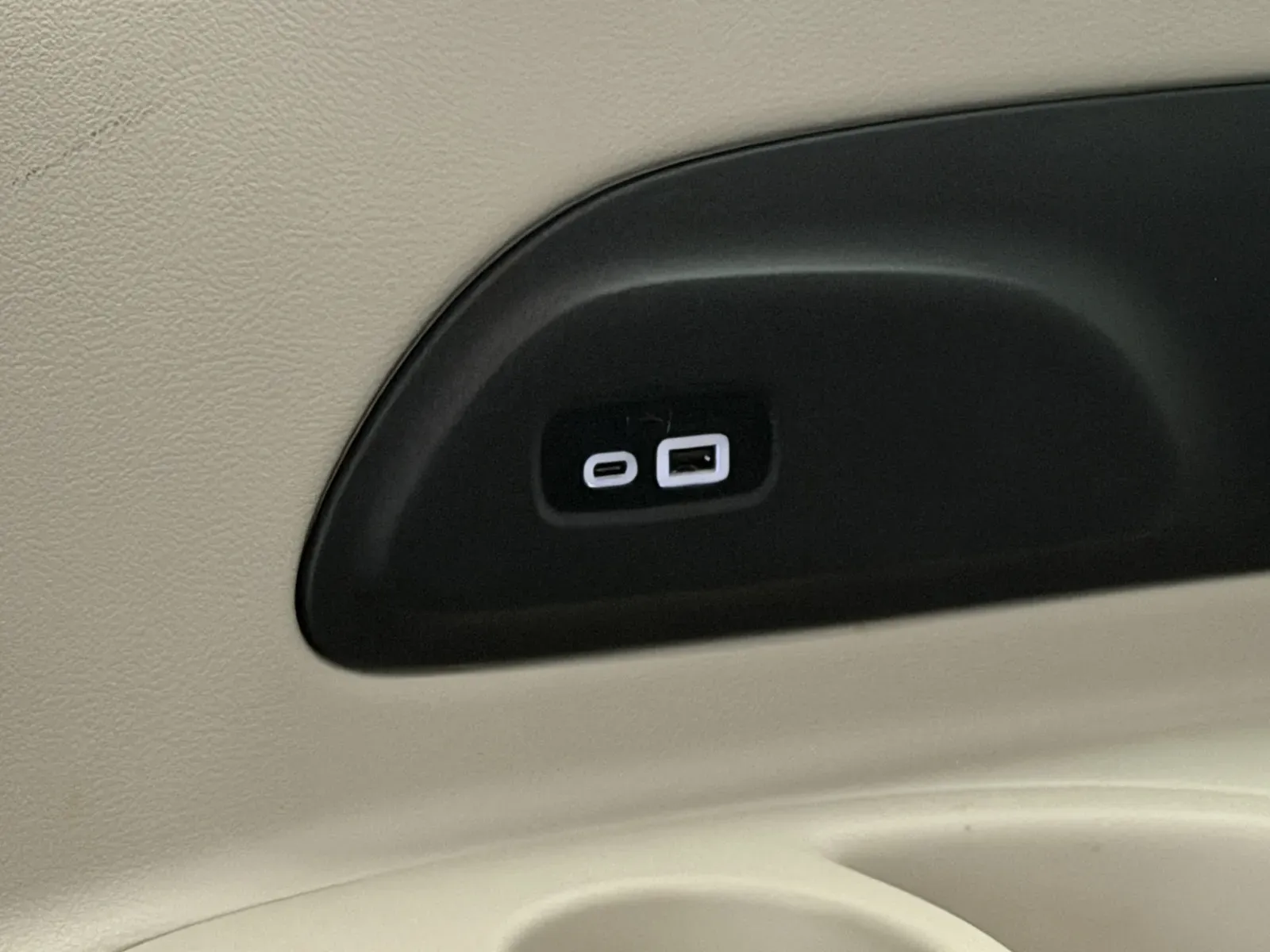 Chrysler Pacifica photo 35