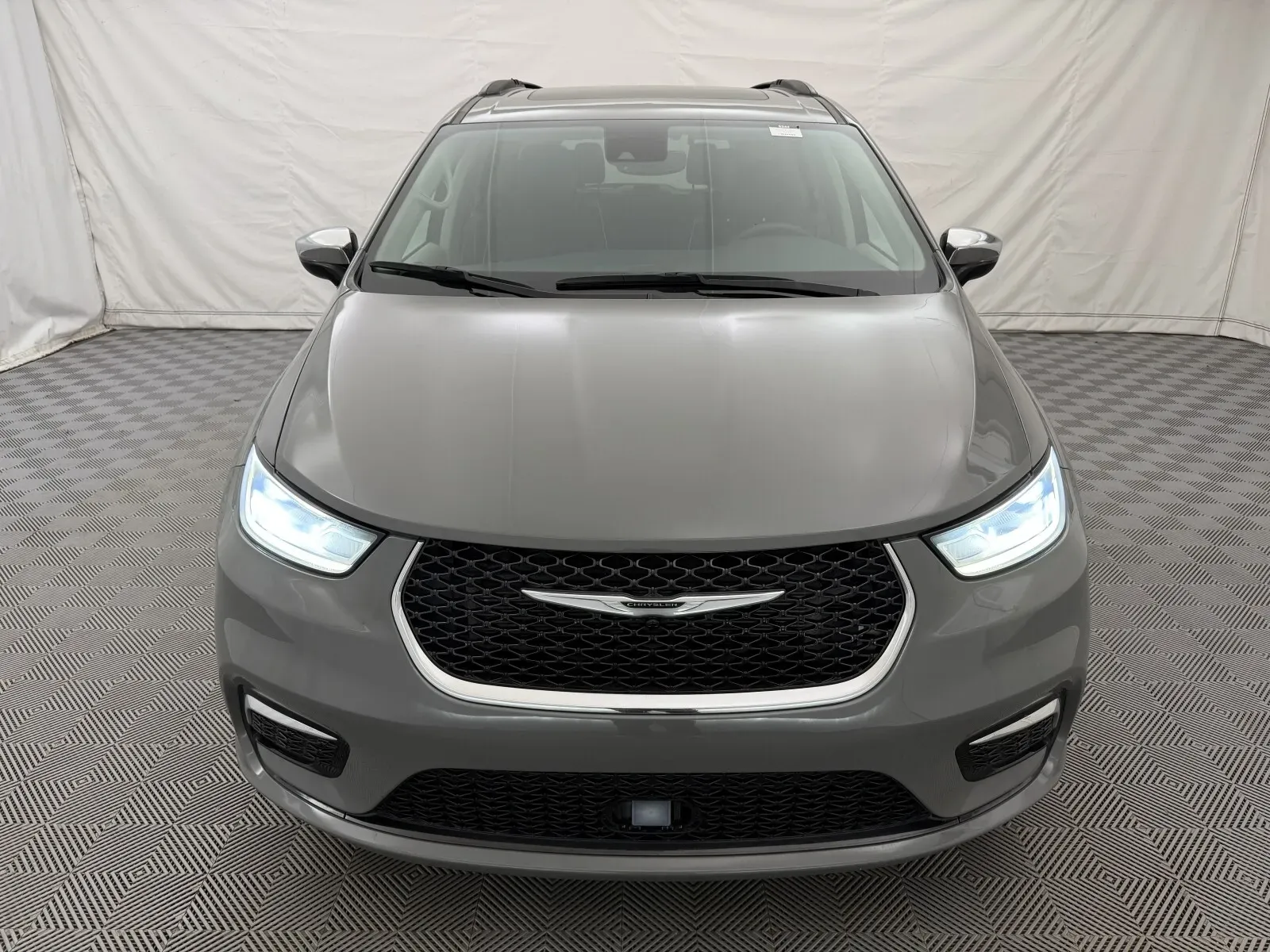 Chrysler Pacifica photo 3
