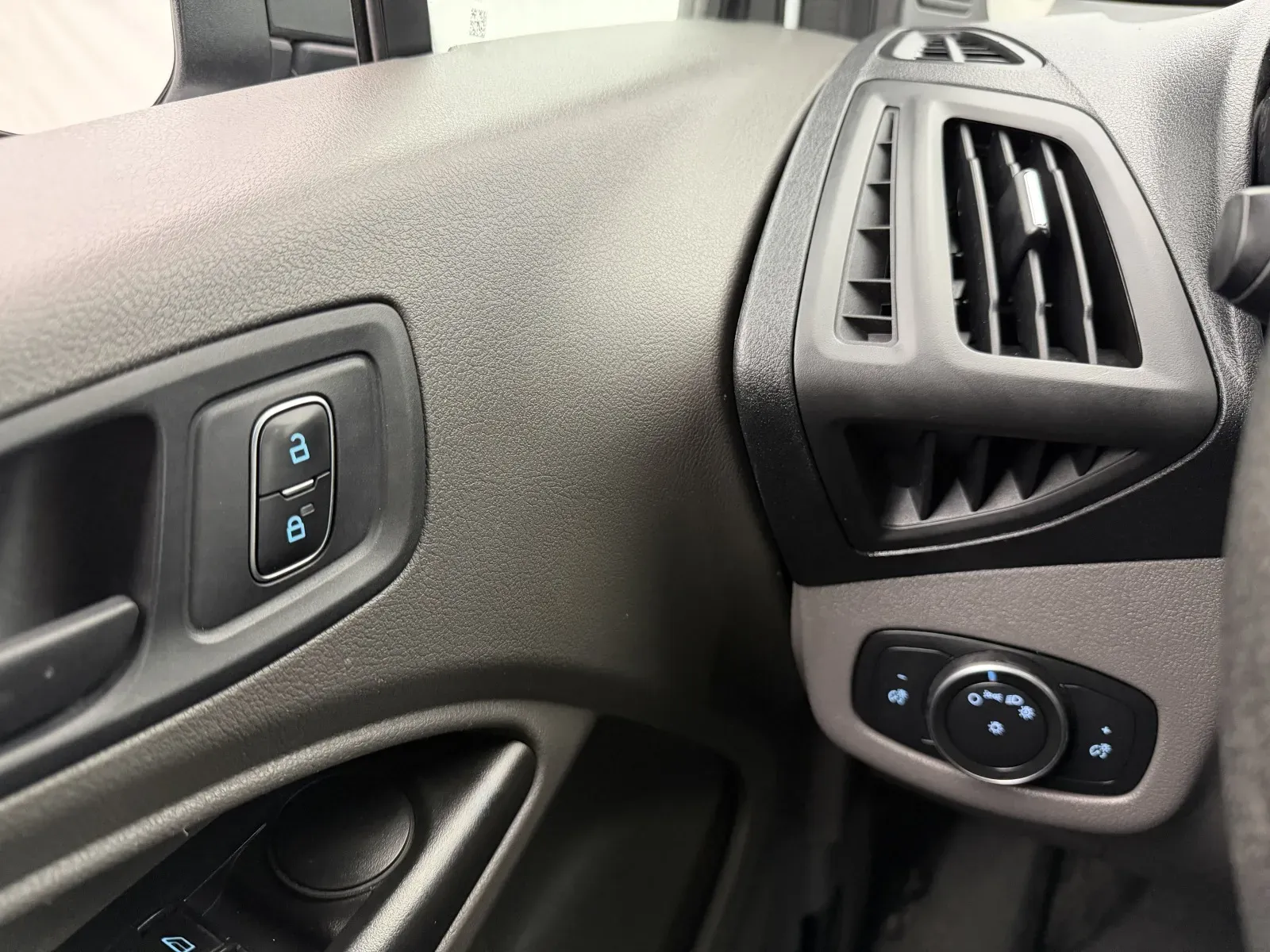 Ford Transit Connect photo 13