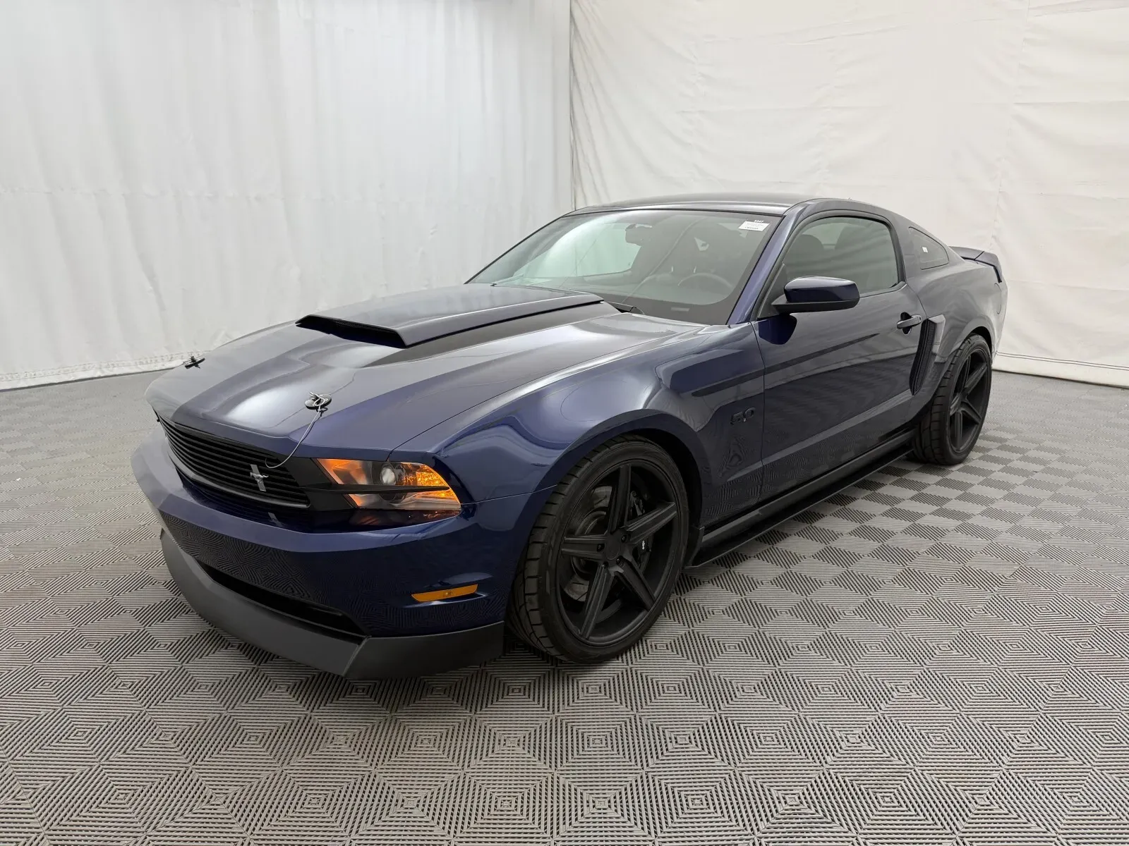 Ford Mustang photo 2