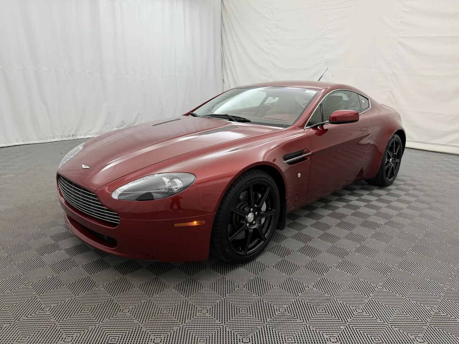 Aston Martin Vantage photo 2