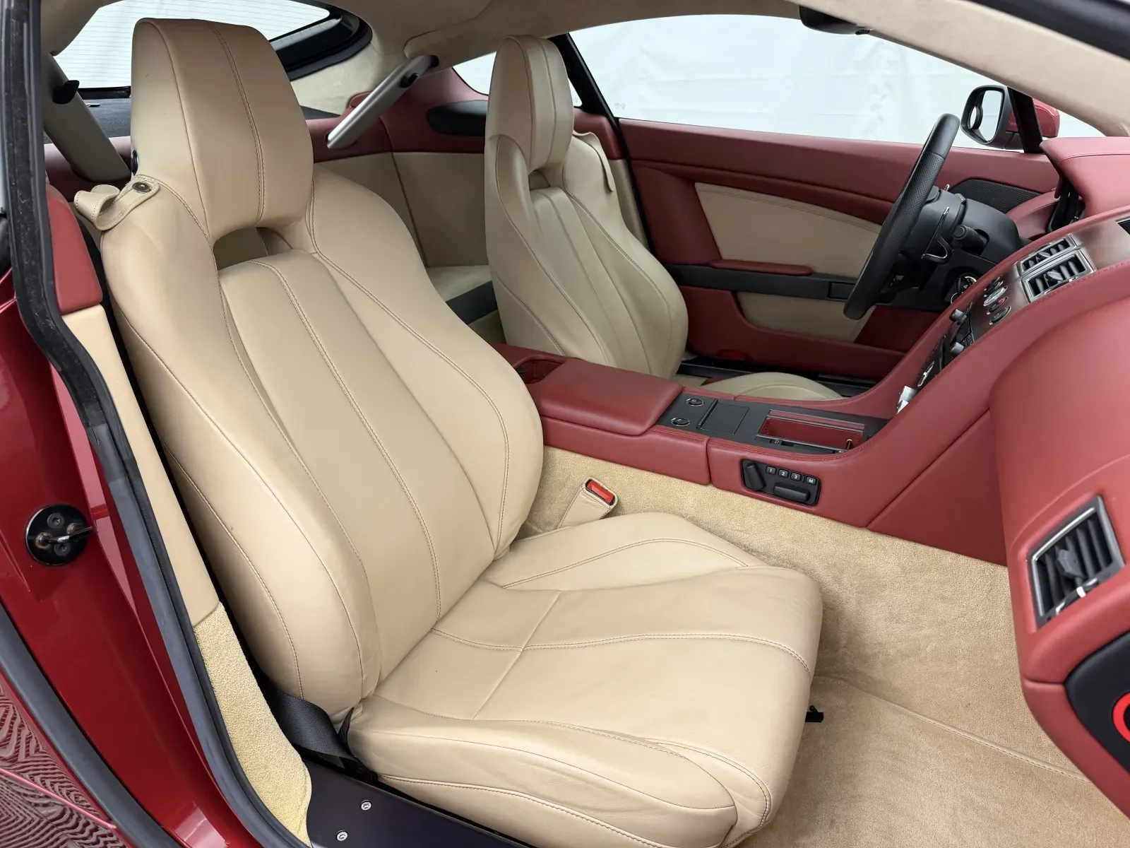 Aston Martin Vantage photo 23