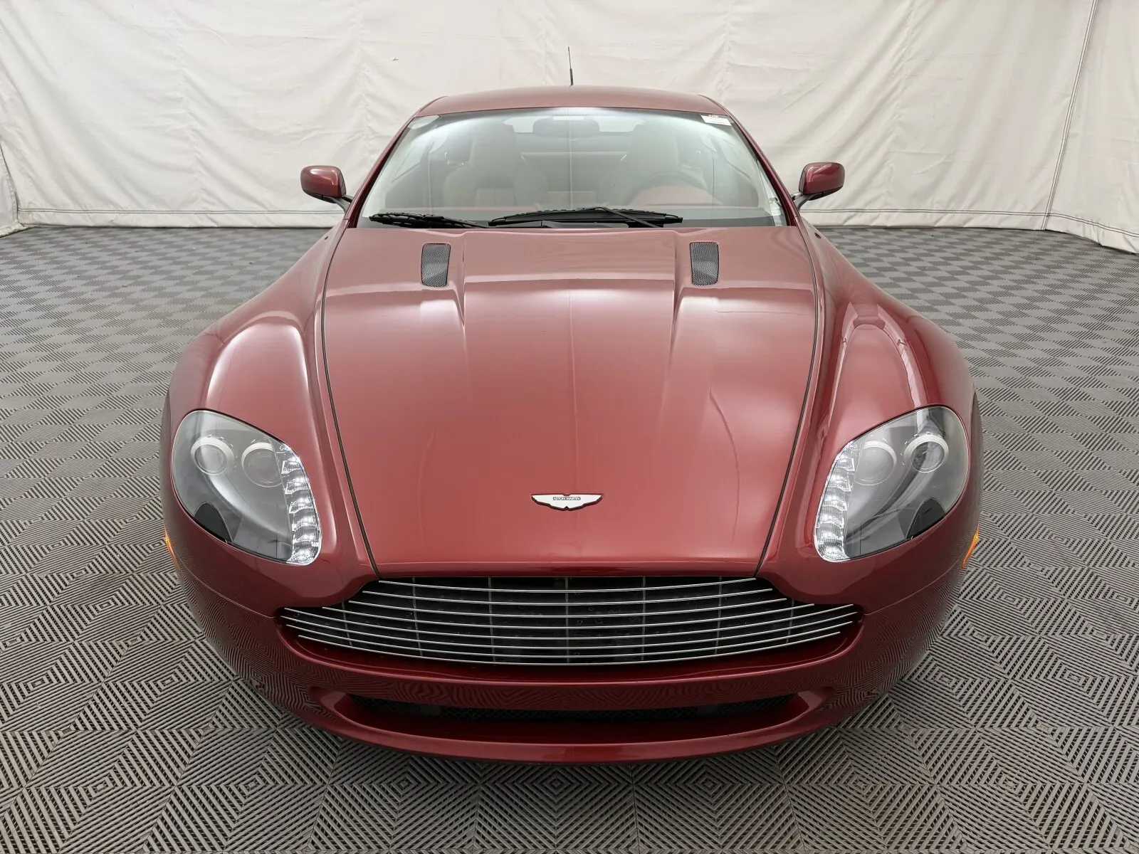 Aston Martin Vantage photo 3