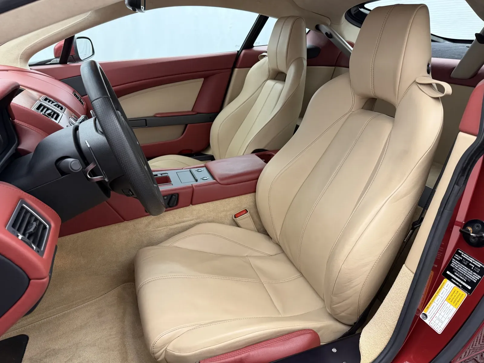 Aston Martin Vantage photo 10