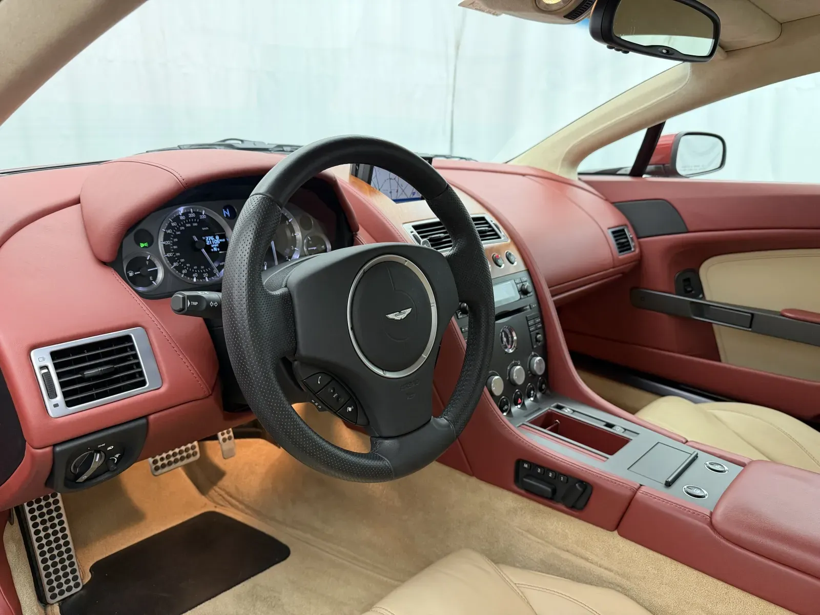 Aston Martin Vantage photo 11