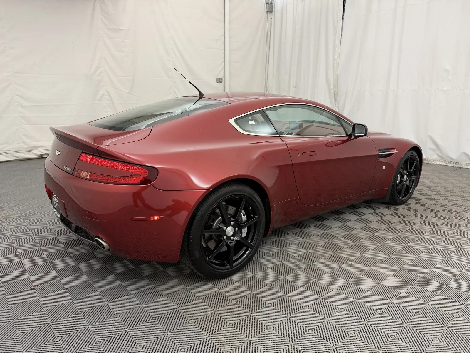 Aston Martin Vantage photo 6