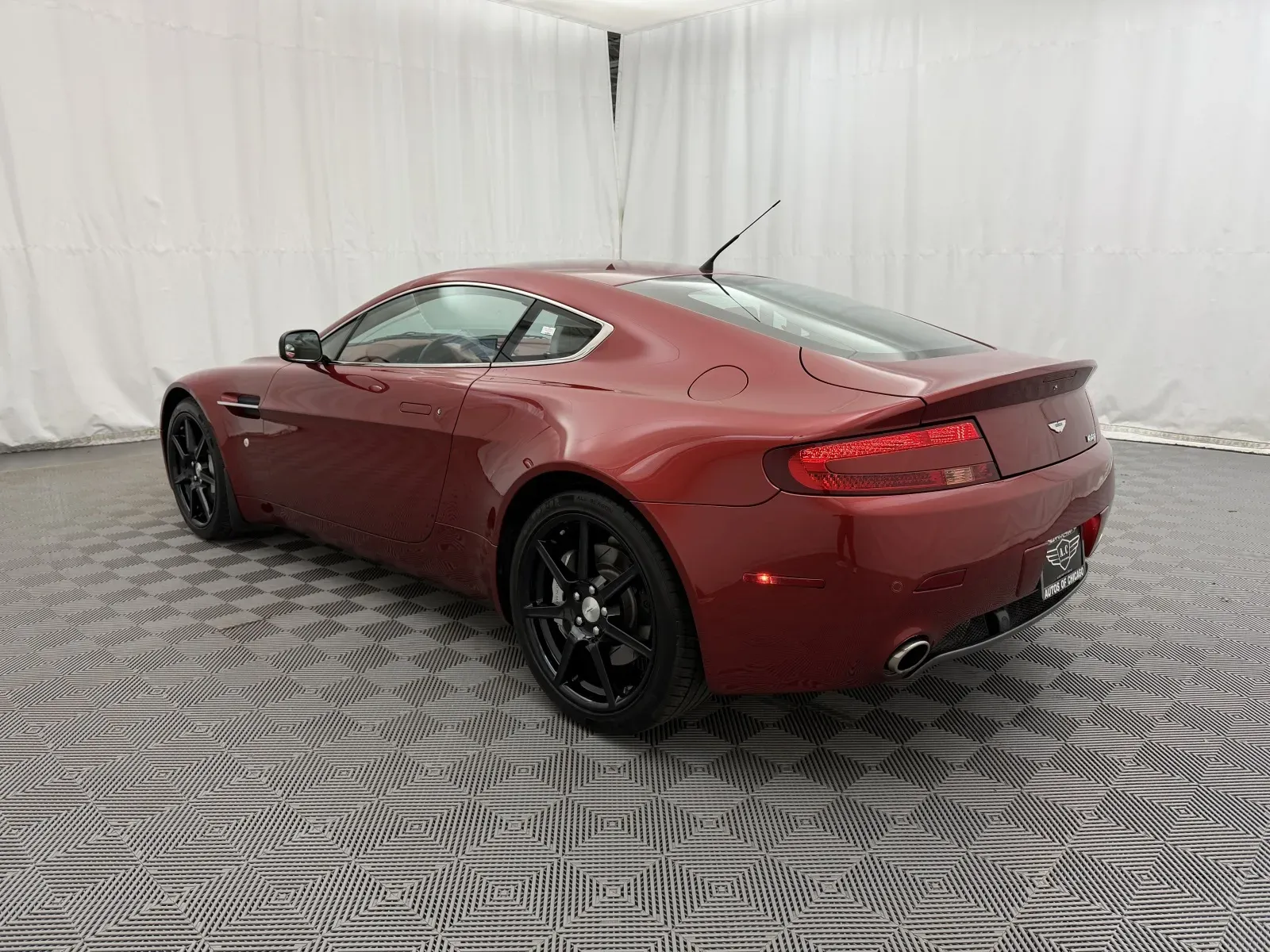 Aston Martin Vantage photo 8