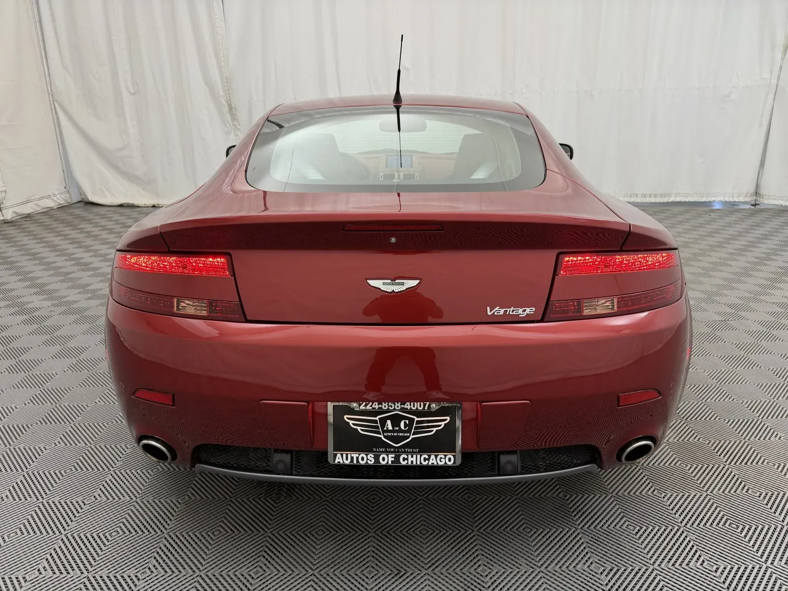 Aston Martin Vantage photo 7
