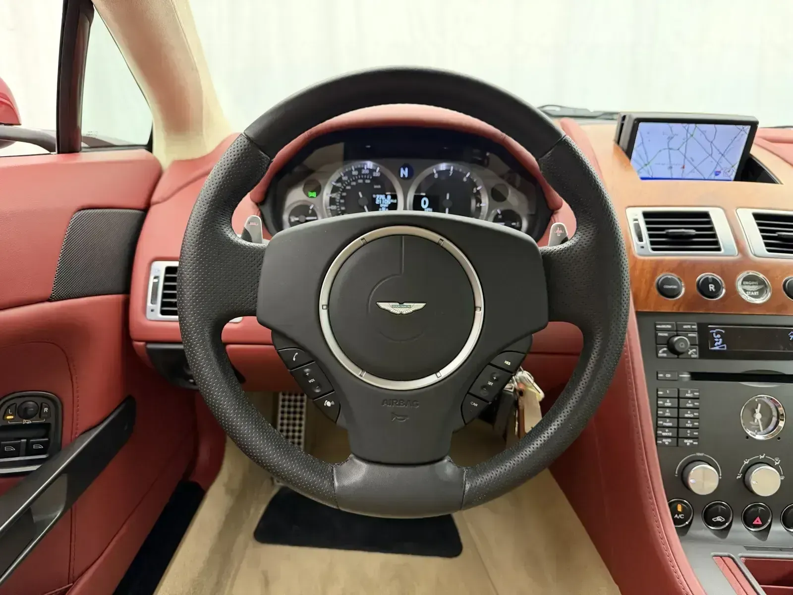 Aston Martin Vantage photo 12