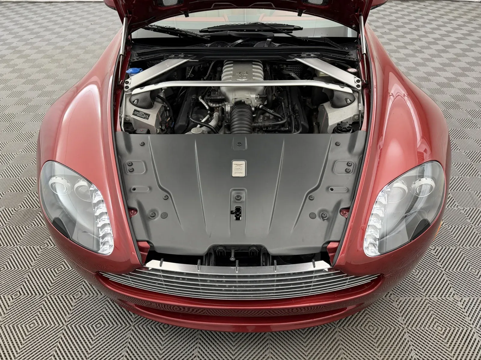 Aston Martin Vantage photo 25