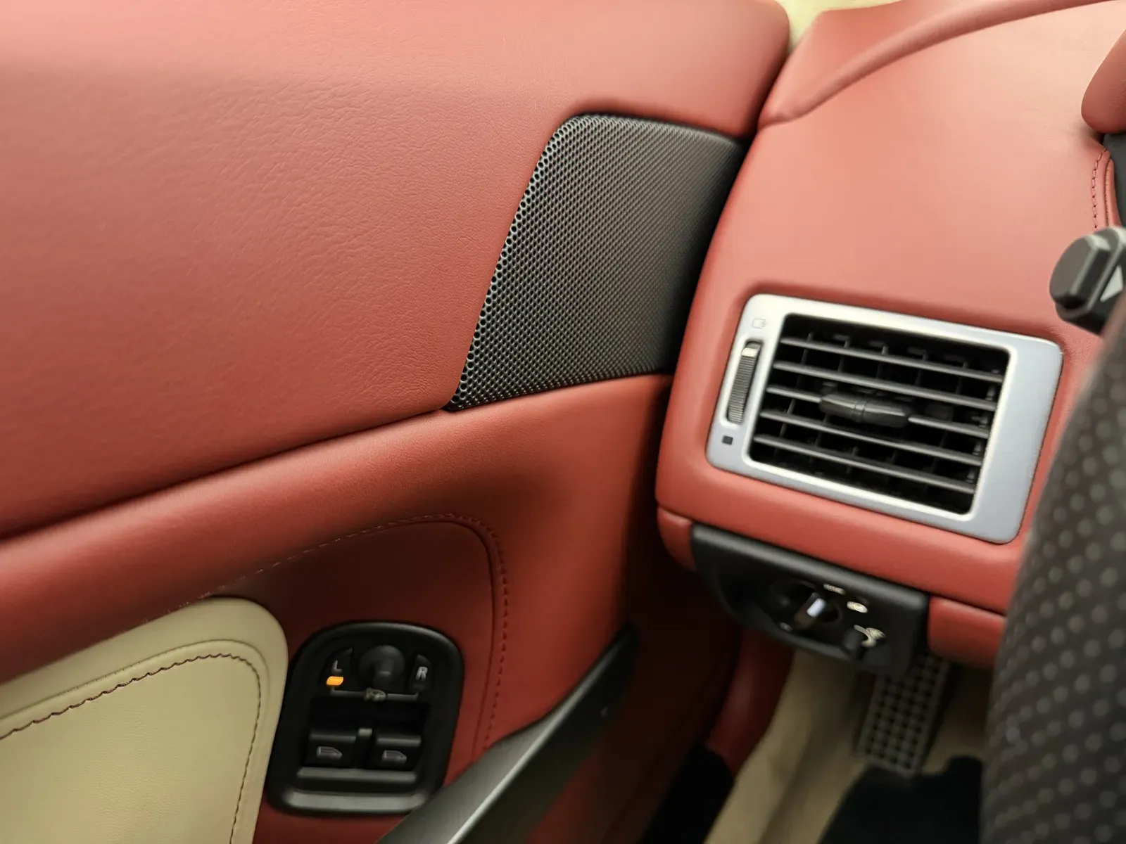 Aston Martin Vantage photo 13