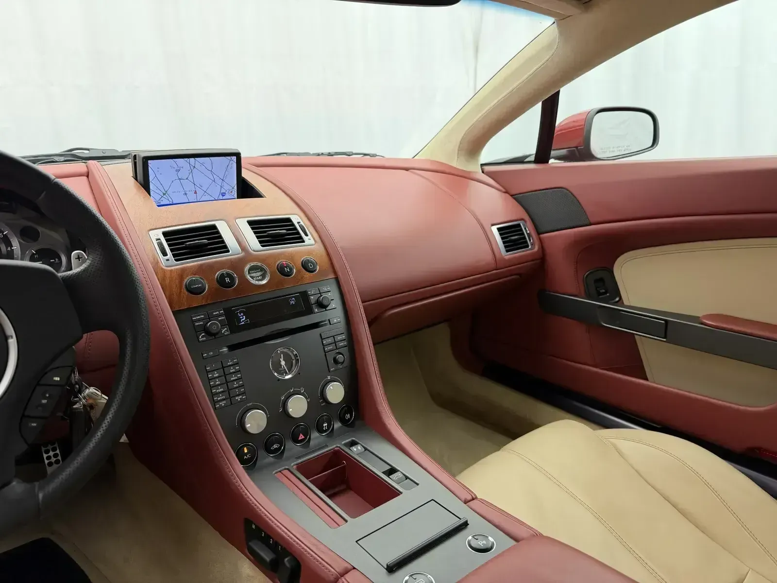 Aston Martin Vantage photo 16