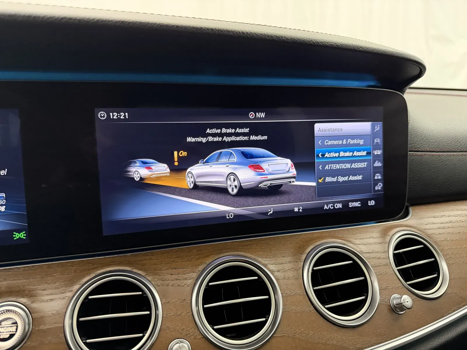 Mercedes-Benz E-Class photo 38