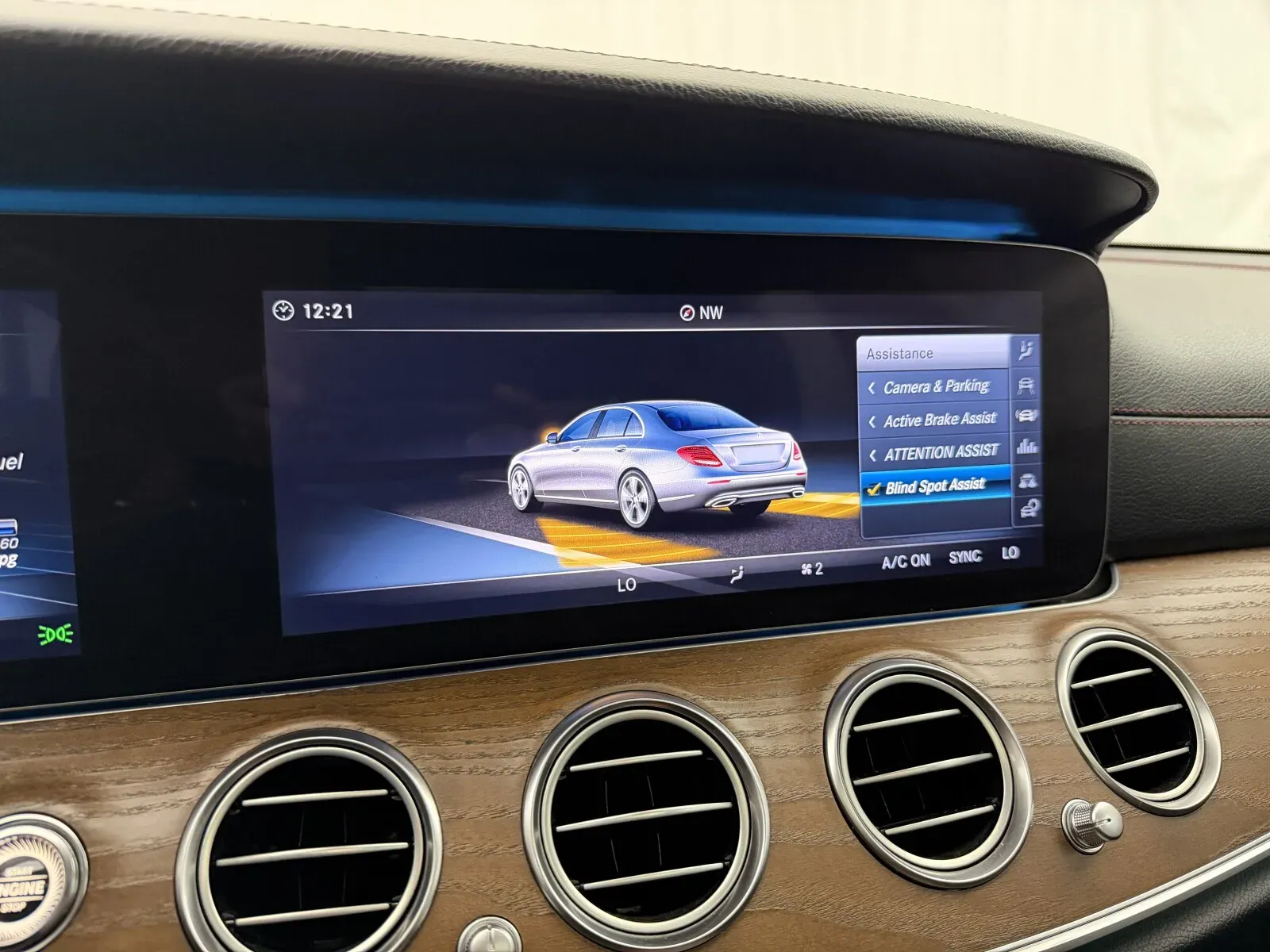 Mercedes-Benz E-Class photo 40