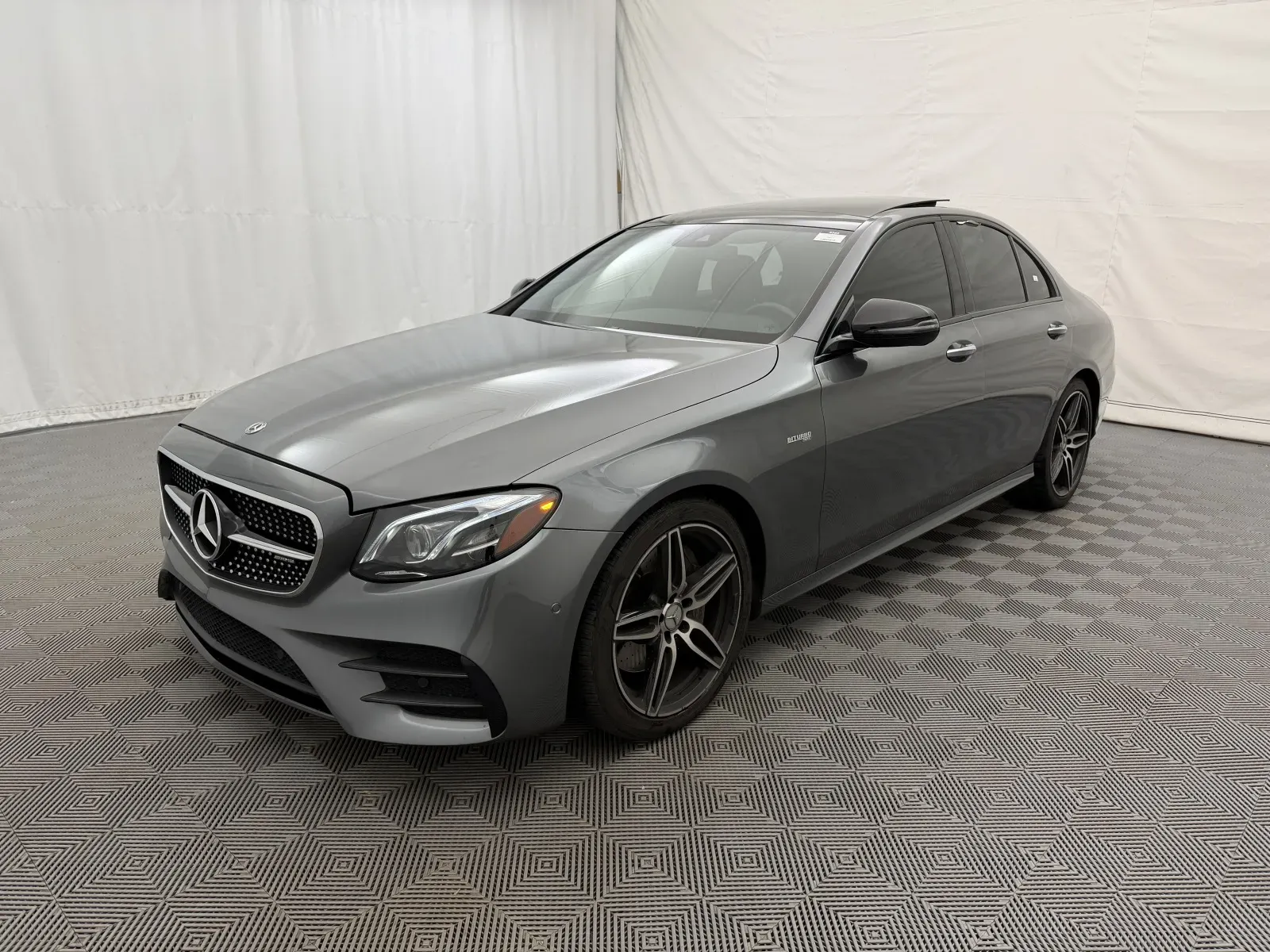 Mercedes-Benz E-Class photo 2