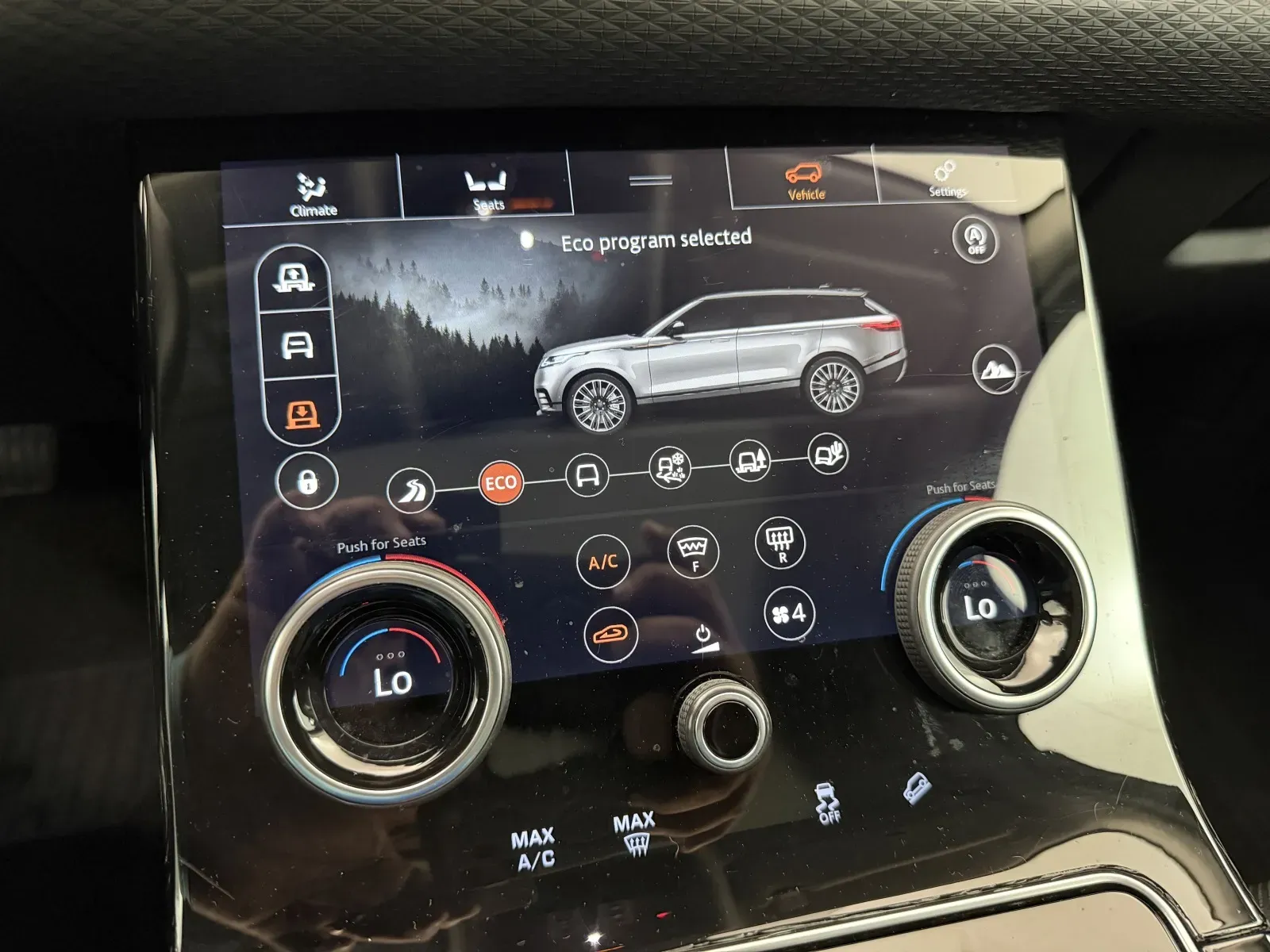 Land Rover Range Rover Velar photo 24
