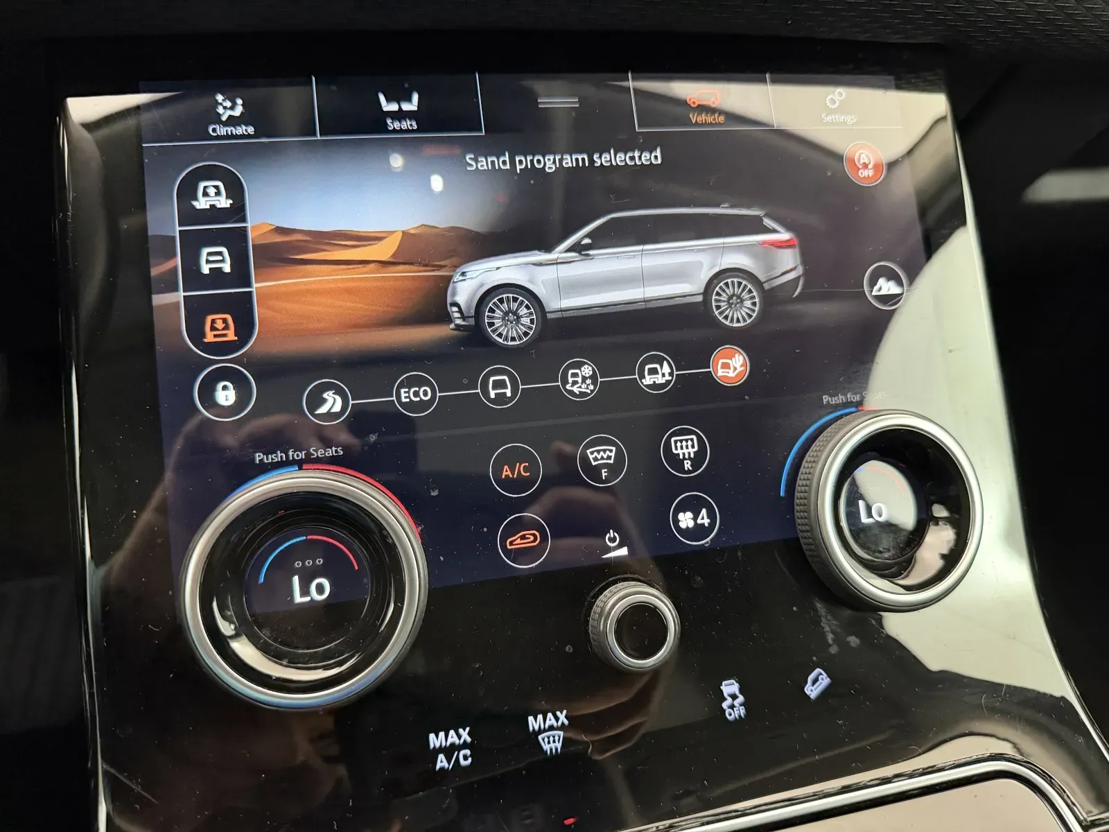 Land Rover Range Rover Velar photo 28