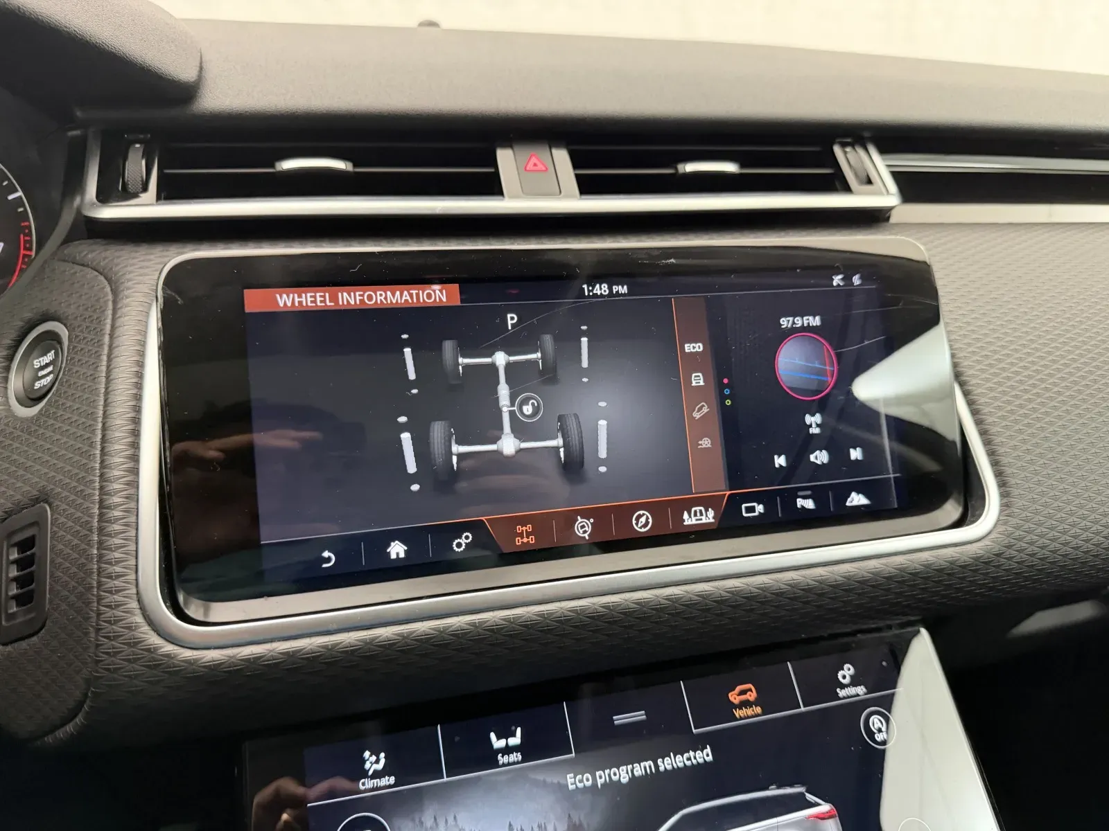 Land Rover Range Rover Velar photo 16