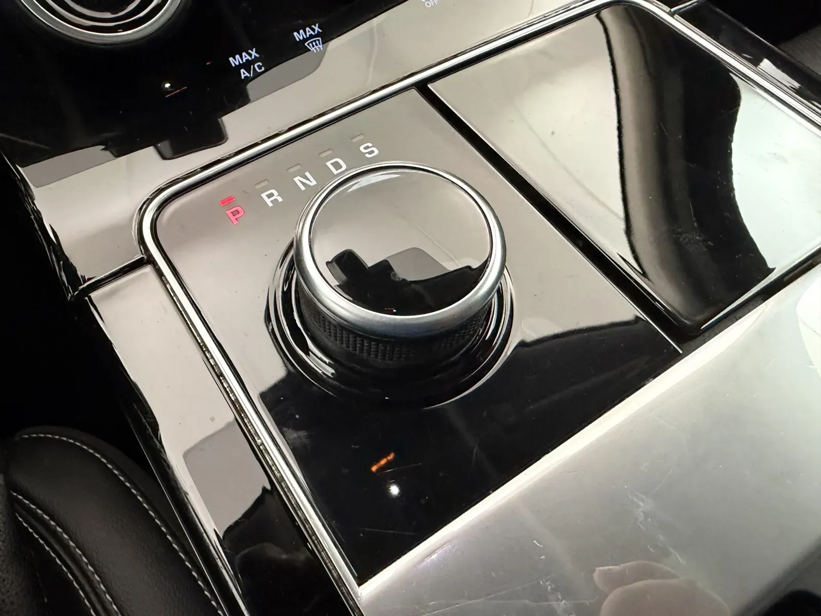 Land Rover Range Rover Velar photo 29