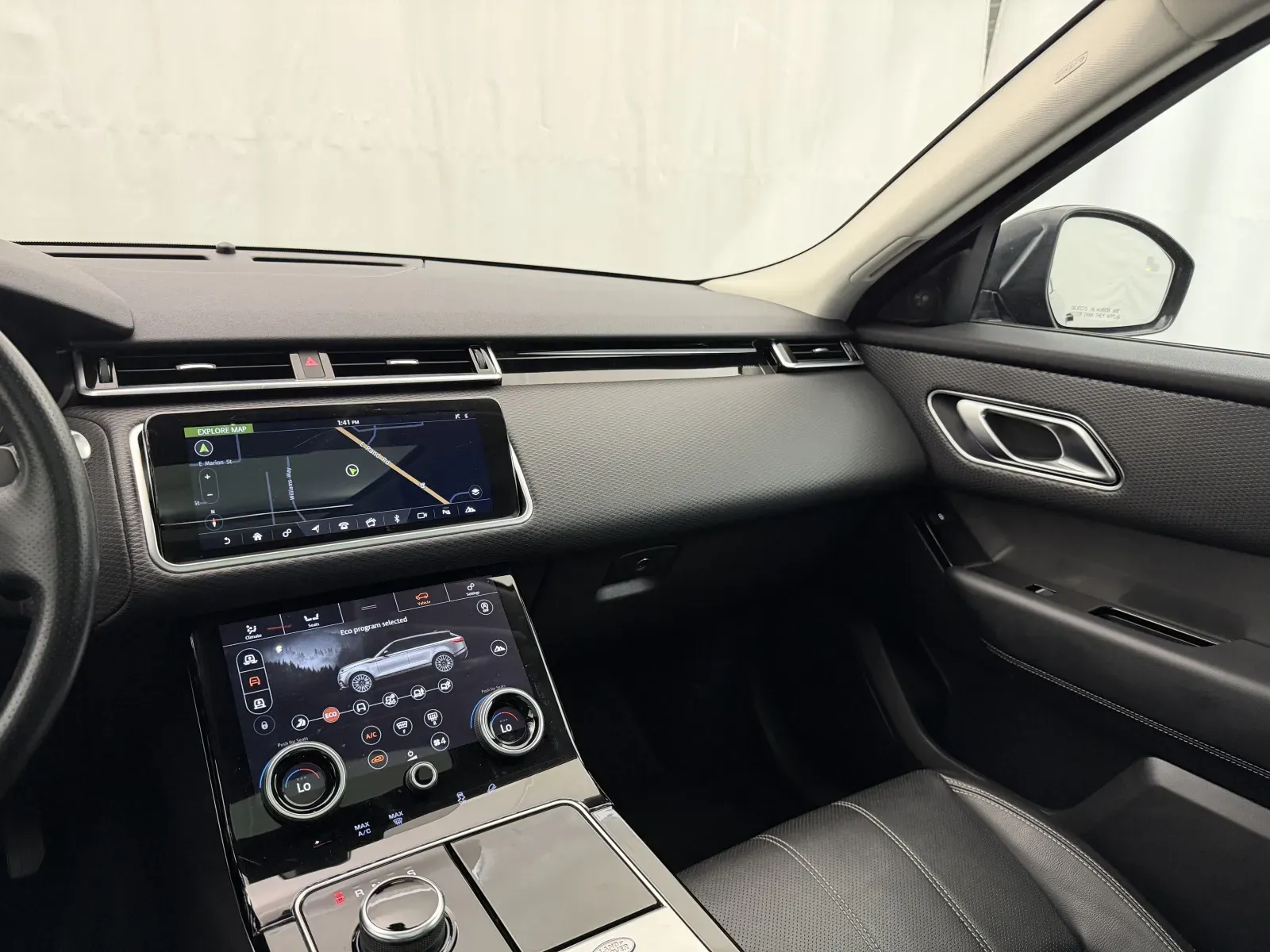 Land Rover Range Rover Velar photo 12