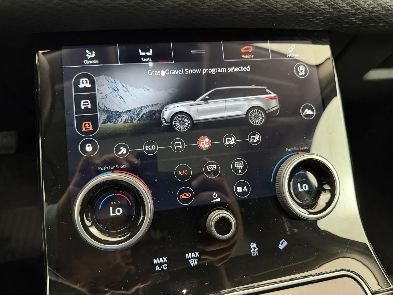 Land Rover Range Rover Velar photo 26