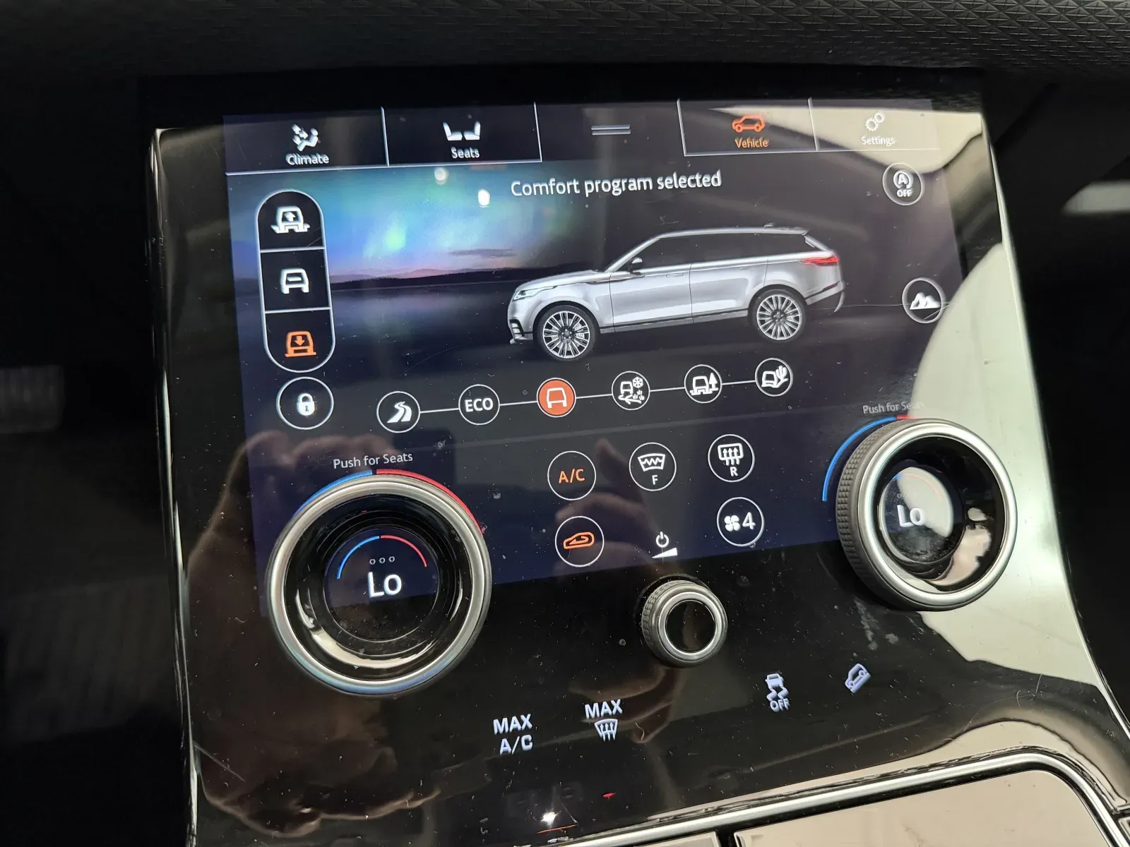 Land Rover Range Rover Velar photo 25