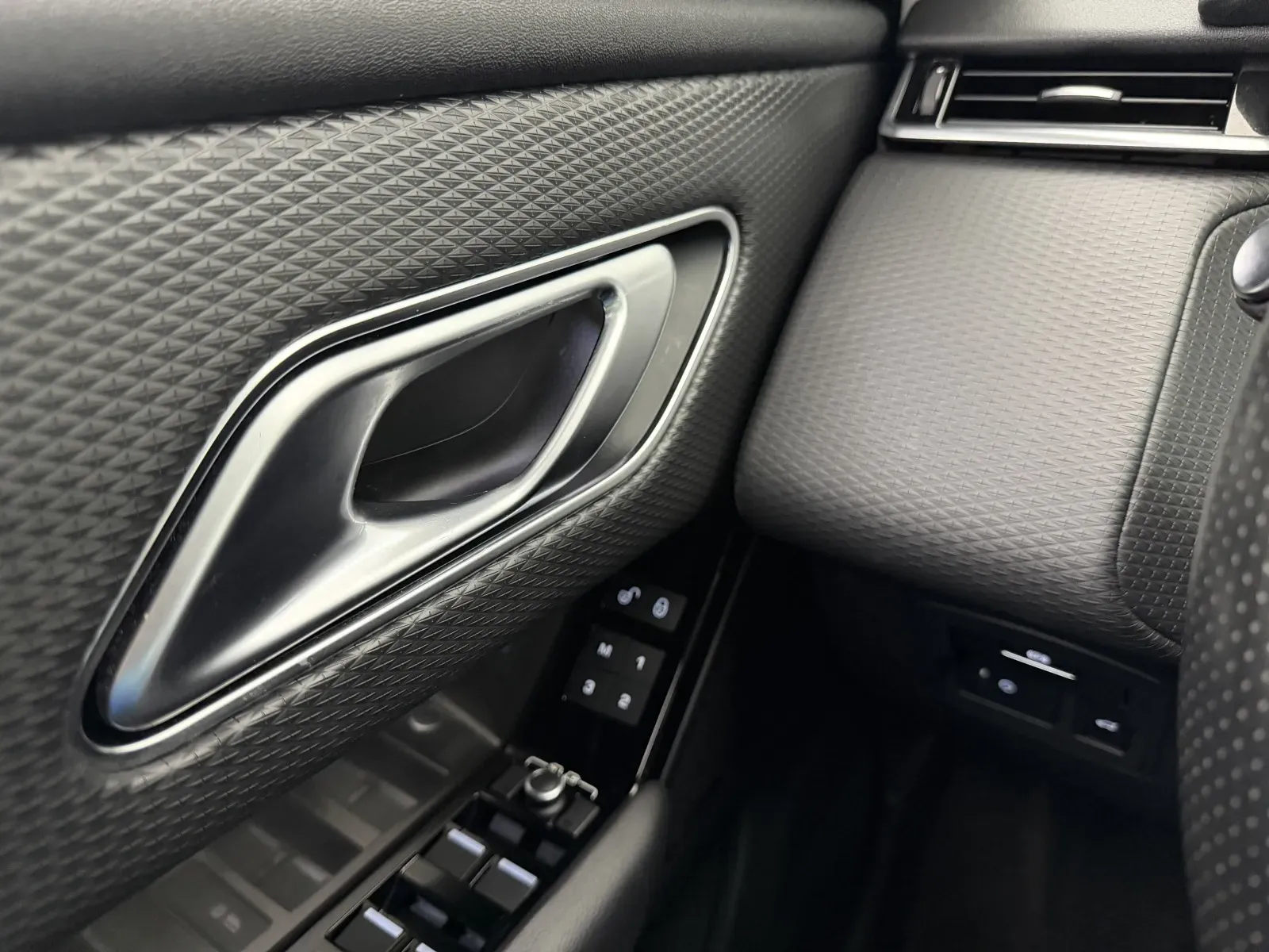 Land Rover Range Rover Velar photo 9
