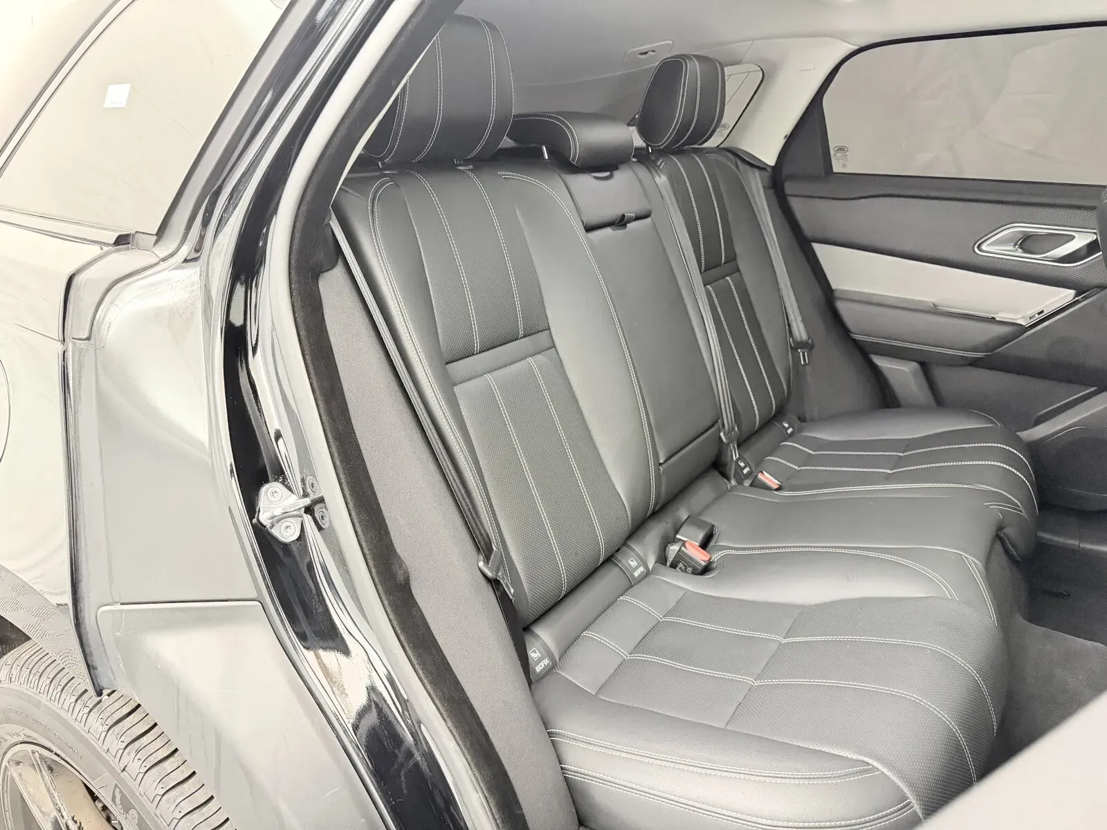 Land Rover Range Rover Velar photo 32