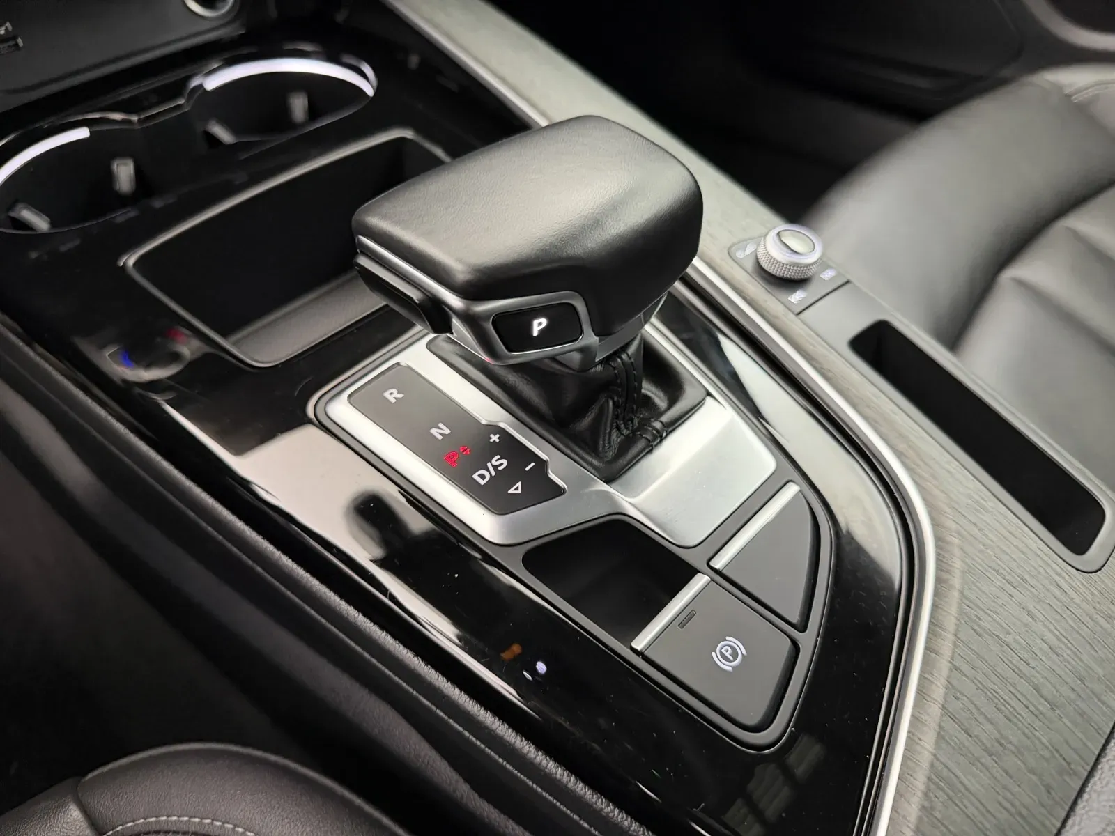 Audi A4 photo 28