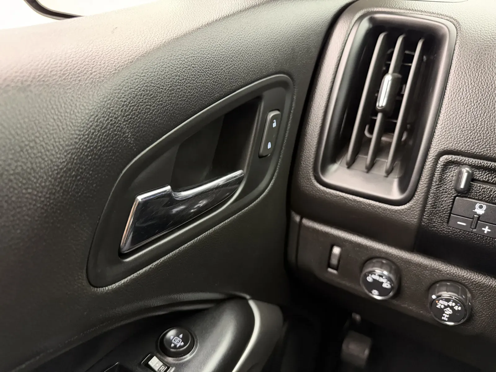 Chevrolet Colorado photo 16
