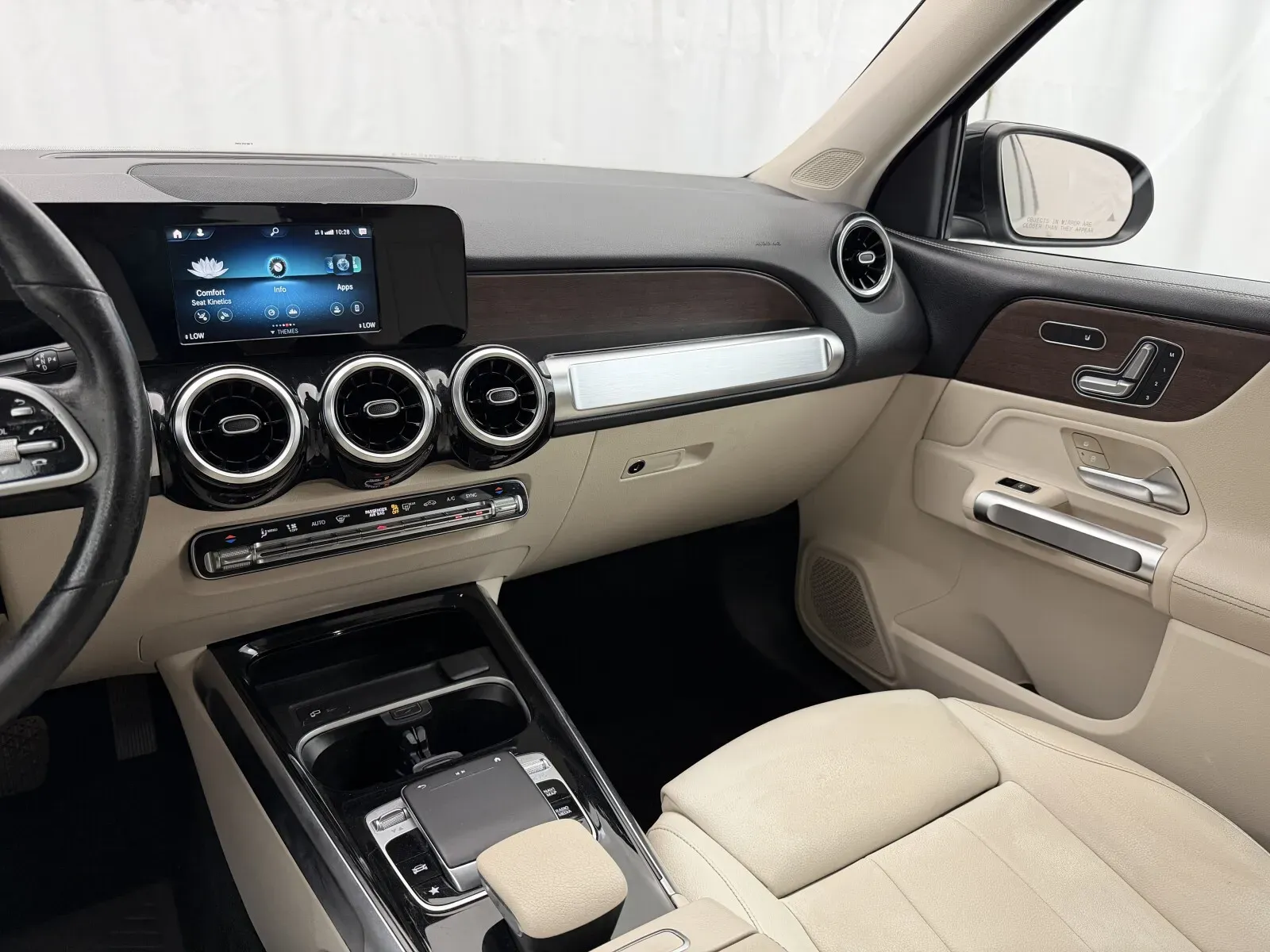 Mercedes-Benz GLB photo 12