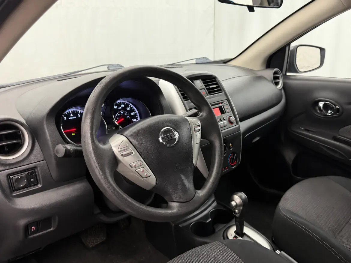 Nissan Versa photo 9