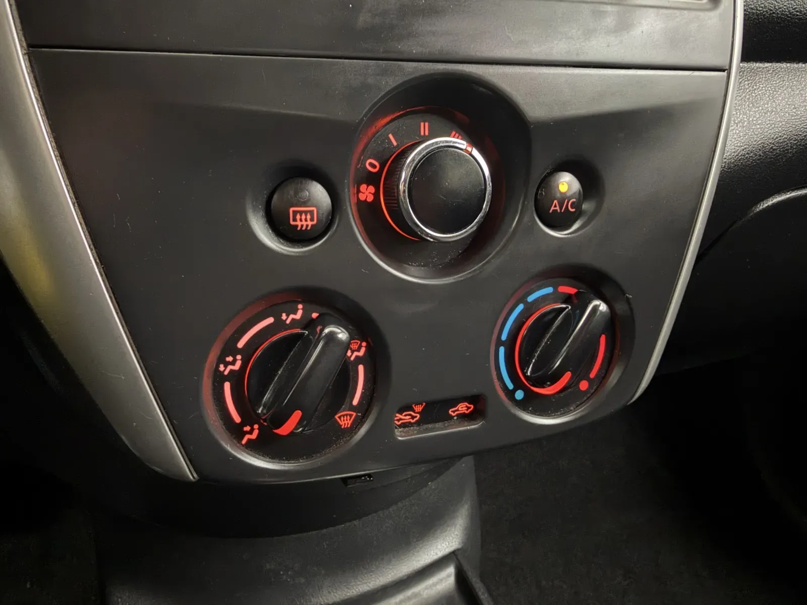 Nissan Versa photo 12