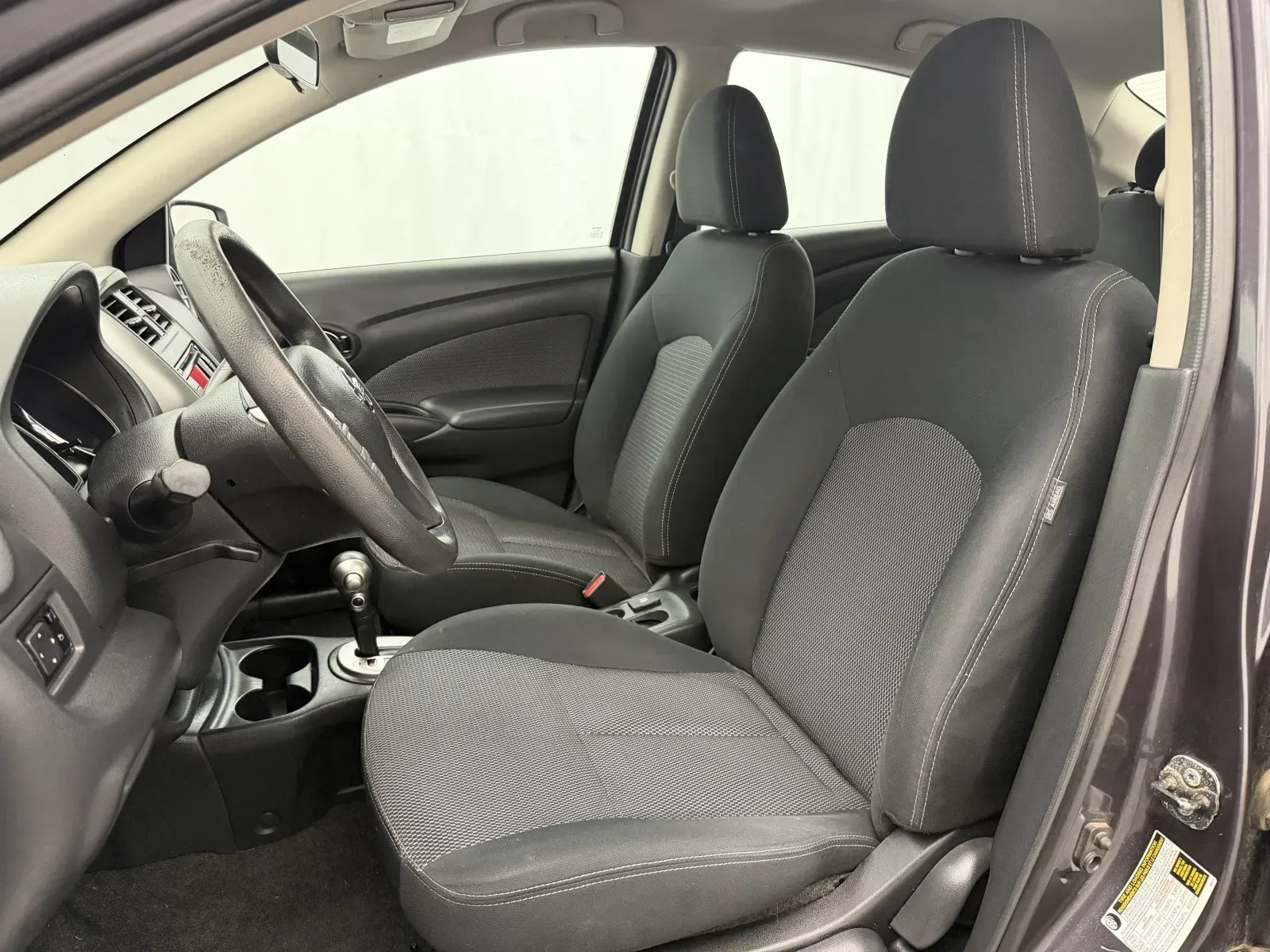 Nissan Versa photo 8