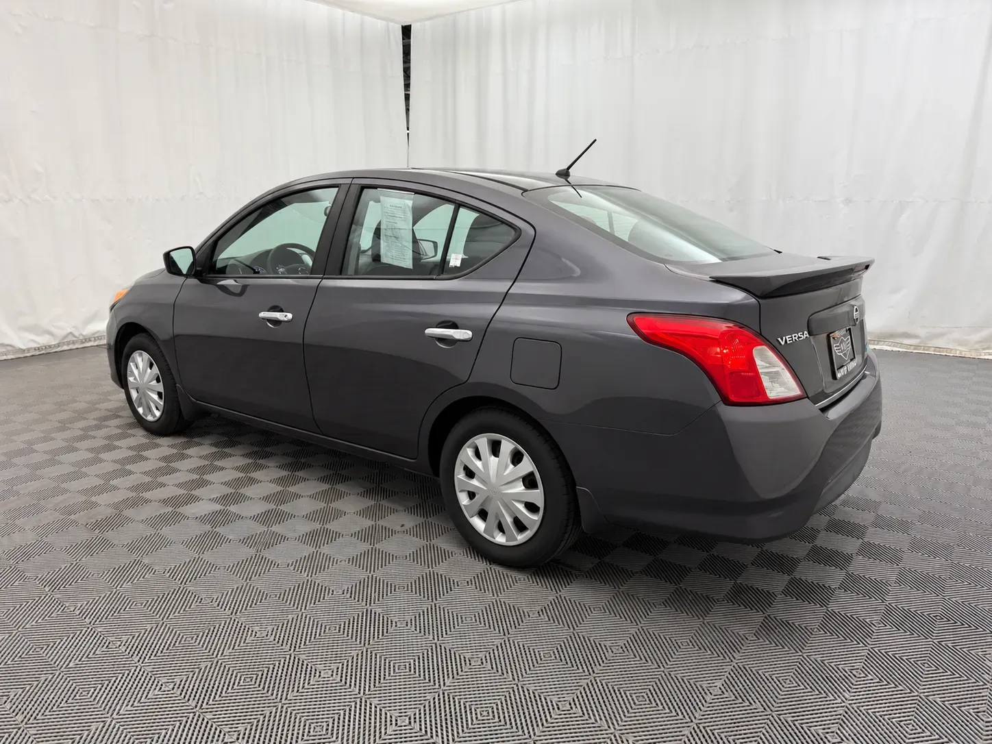 Nissan Versa photo 7