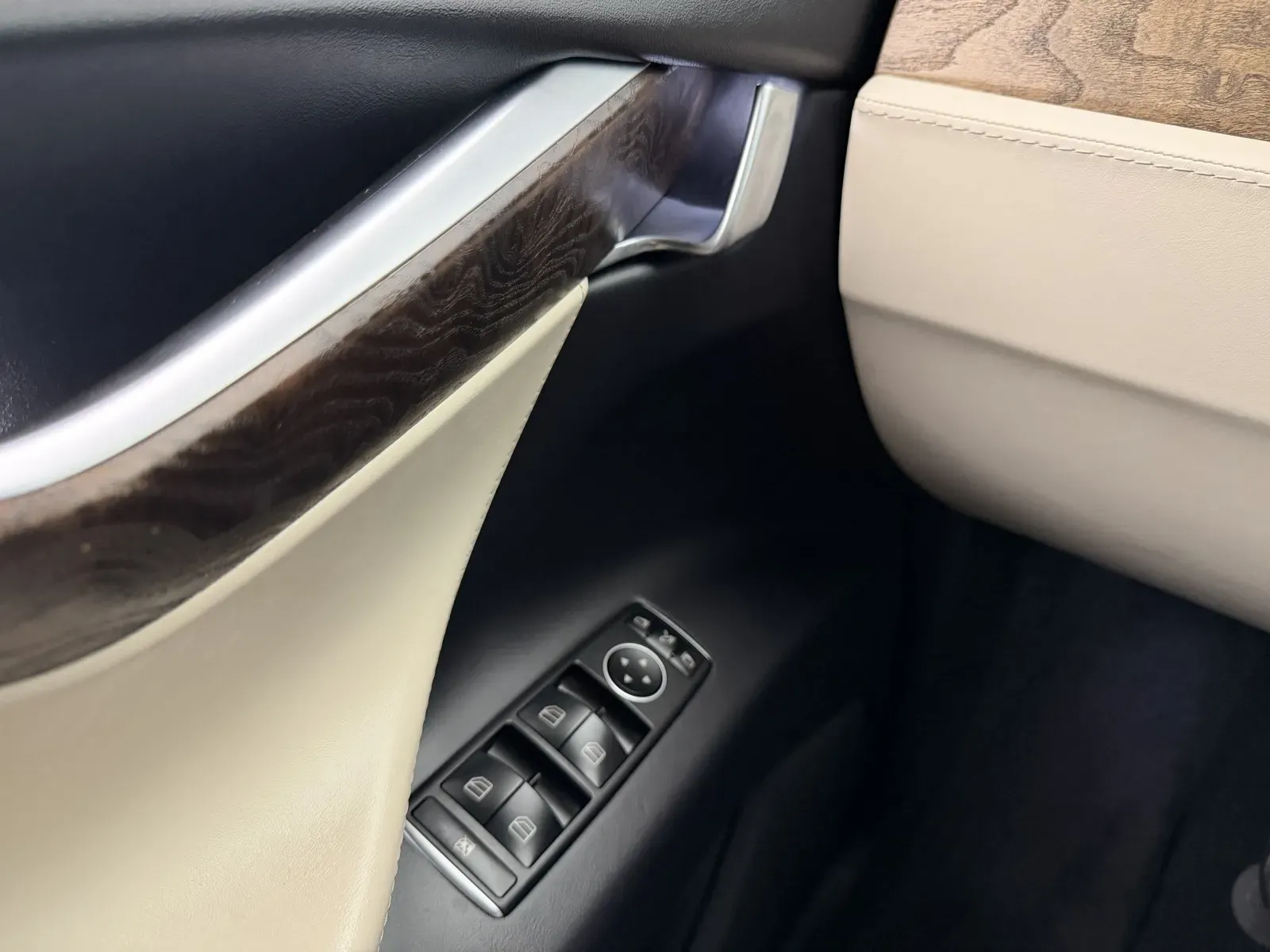 Tesla Model X photo 9