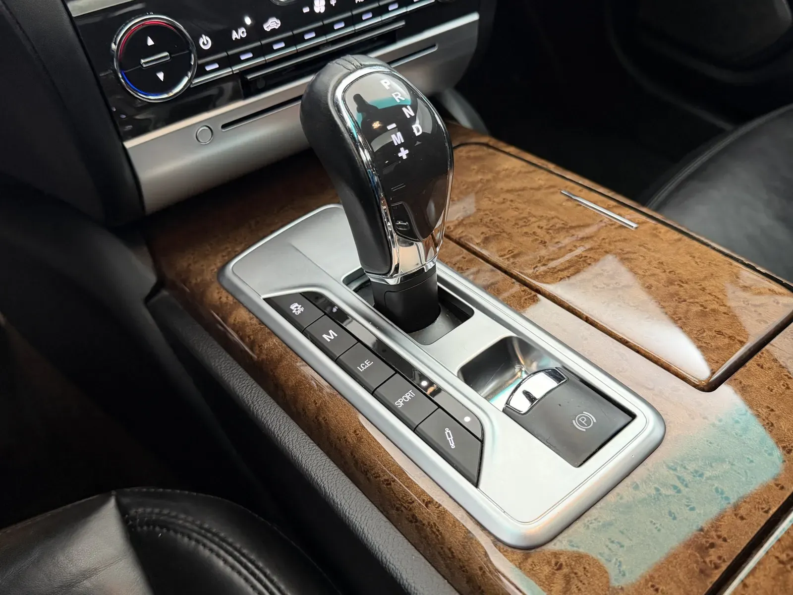 Maserati Quattroporte photo 23