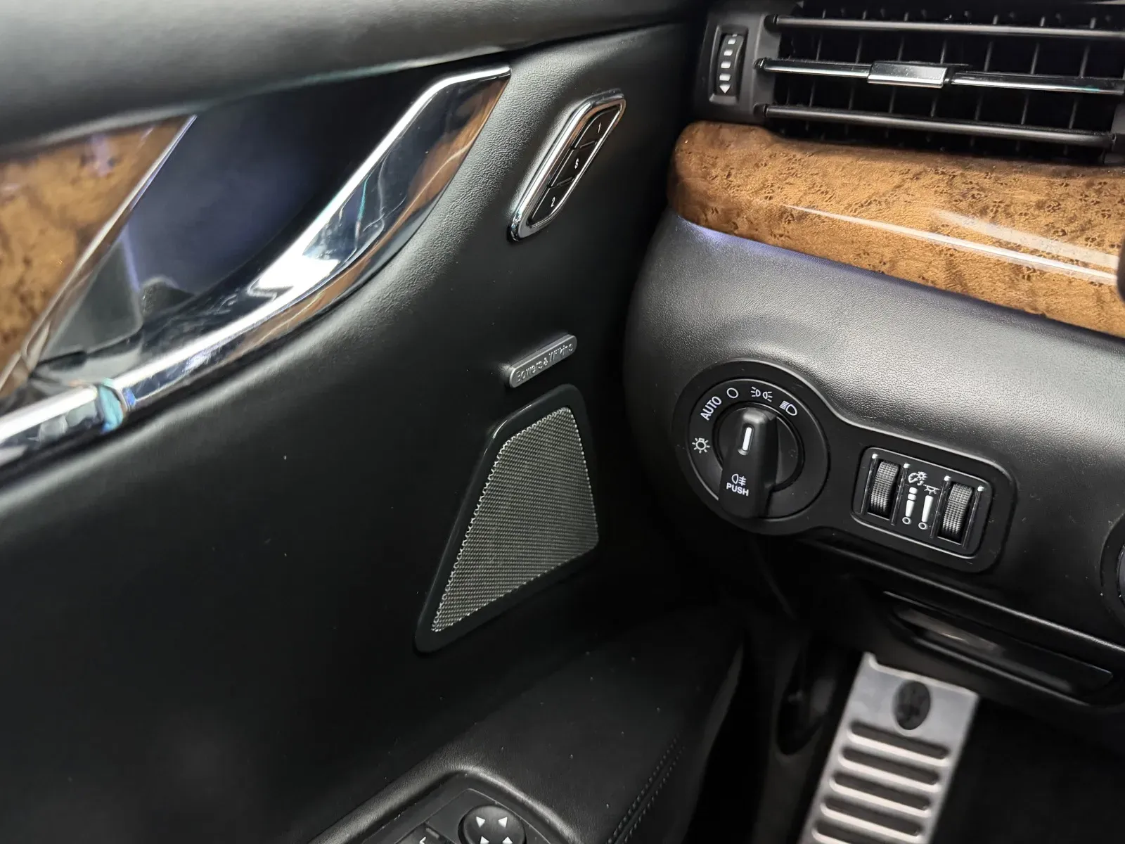 Maserati Quattroporte photo 11